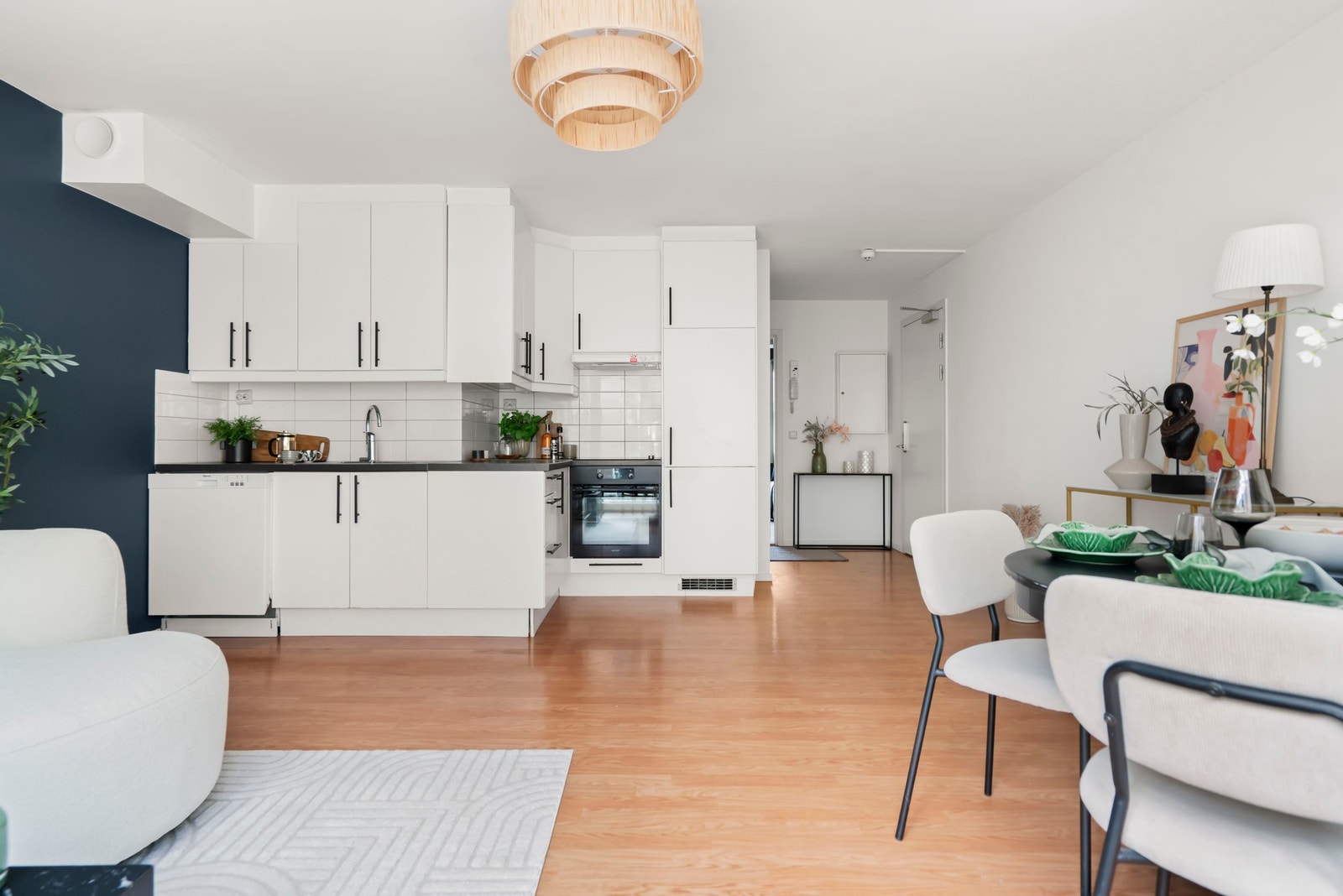 Kjøkkenet er stilrent og lyst med glatte fronter og integrerte hvitevarer. Galleribilde