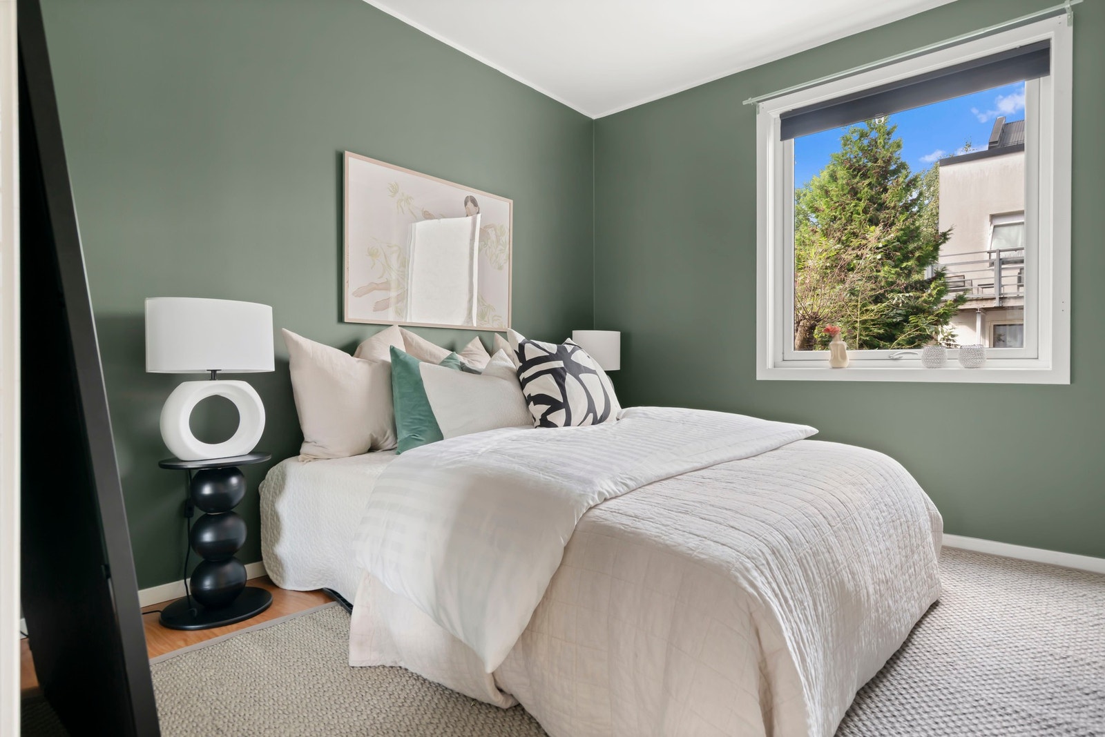 Boligen har to soverom av god størrelse, der begge er vendt ut mot bakgård. Galleribilde