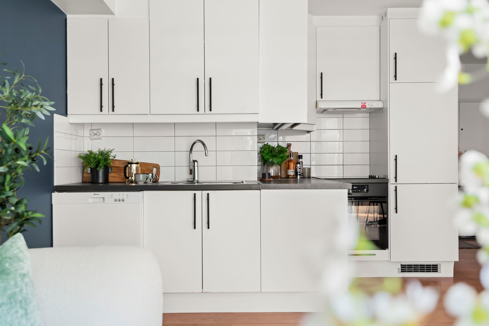 Det er godt med skap- og benkeplass på kjøkkenet. Galleribilde