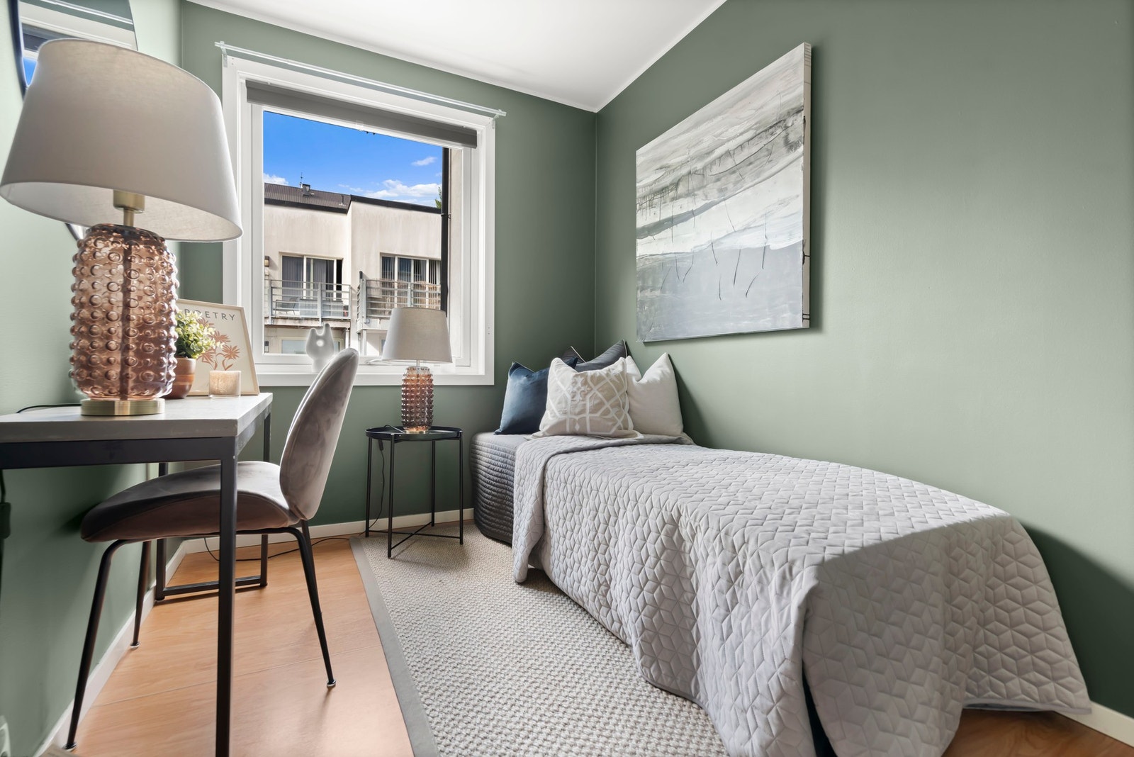 Det andre soverommet har god størrelse og fleksibilitet, enten du trenger ekstra soverom eller hjemmekontor. Galleribilde