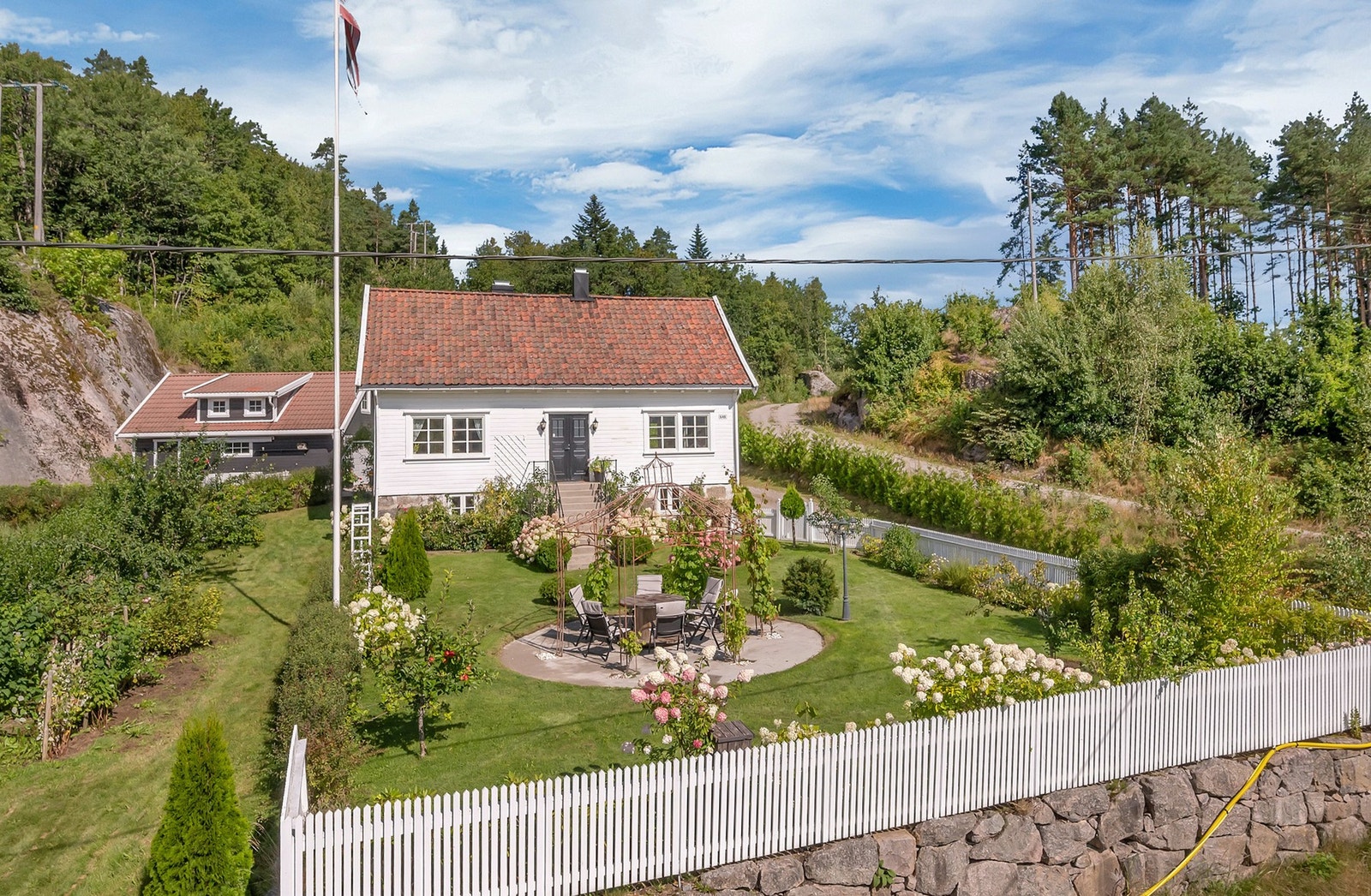 Velkommen til Daleveien 648! Idyllisk og sjamerende eiendom på solrik tomt - dobbel garasje og frodig hage nær Mandalselva! Galleribilde