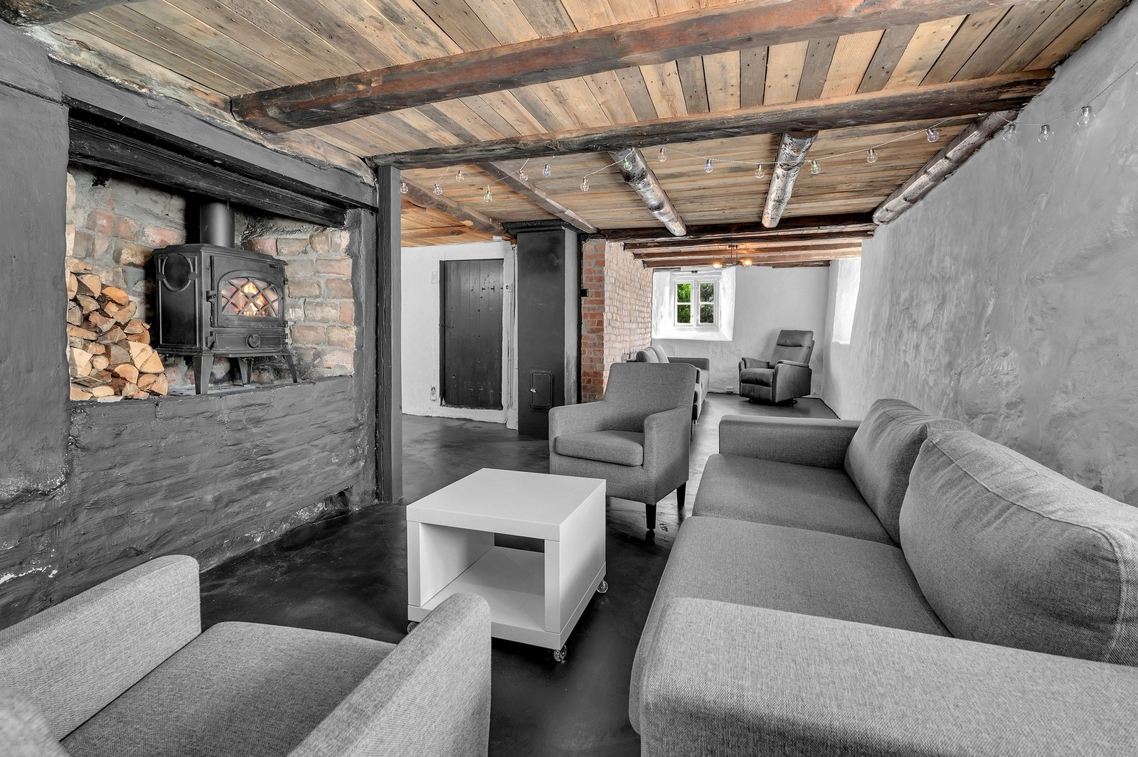 Her er også vedovn så rommet kan fint varmes opp på vinterstid. Galleribilde