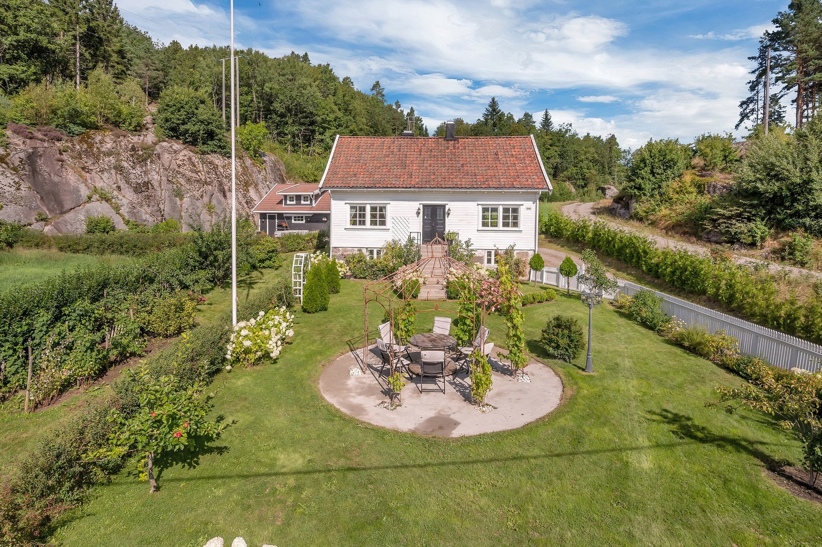 Eiendomen har en nydelig opparbeidet hage med flere fine og solrike sitteplasser. Galleribilde