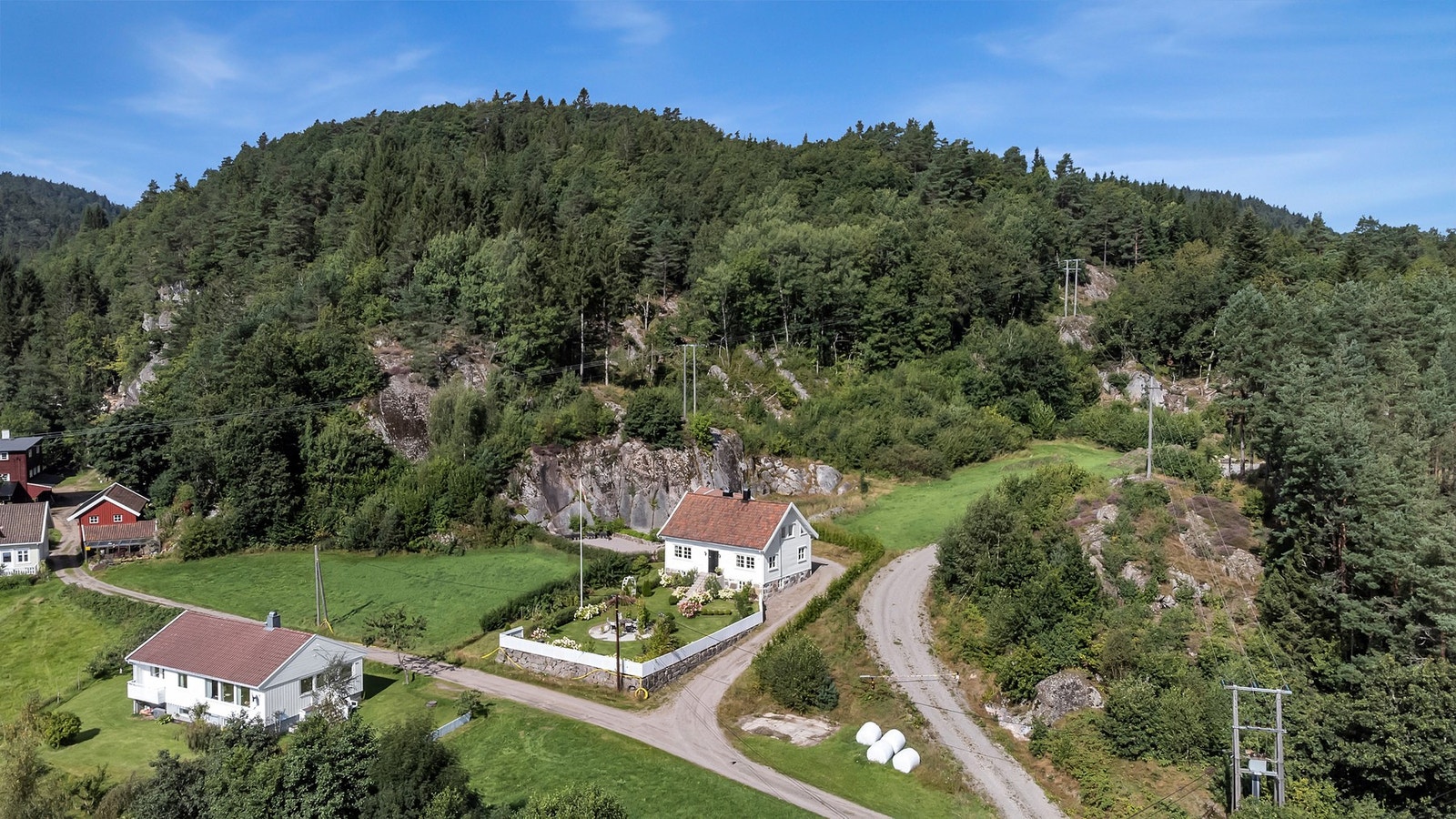 Her bor du usjenert og tilbaketrukket, omgitt av vakker natur og med svært gode solforhold gjennom hele dagen. Dette er et perfekt sted for deg som ønsker en fredelig tilværelse med god plass rundt deg. Galleribilde