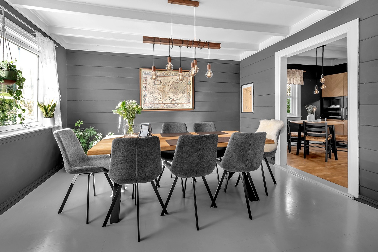 Spisestue/stue i naturlig tilknytning til kjøkkenet. Galleribilde