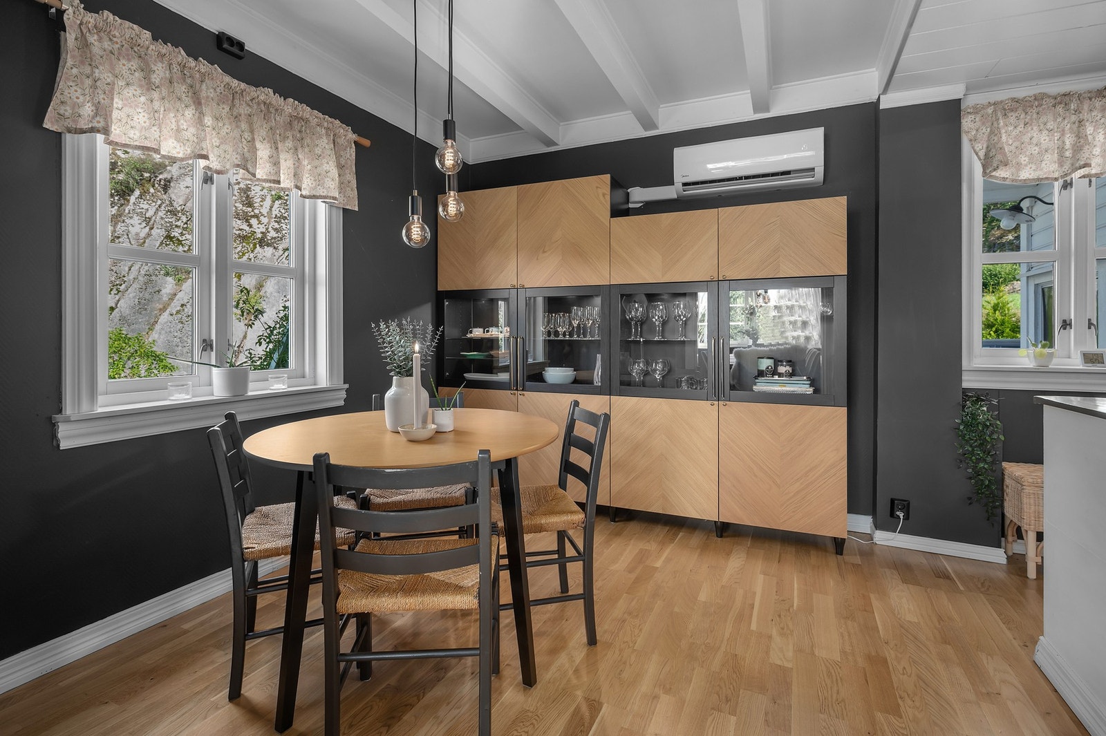 Videre kommer vi inn på kjøkkenet. Her er det plass til spisebord. Varmepumpe på kjøkkenet. Galleribilde