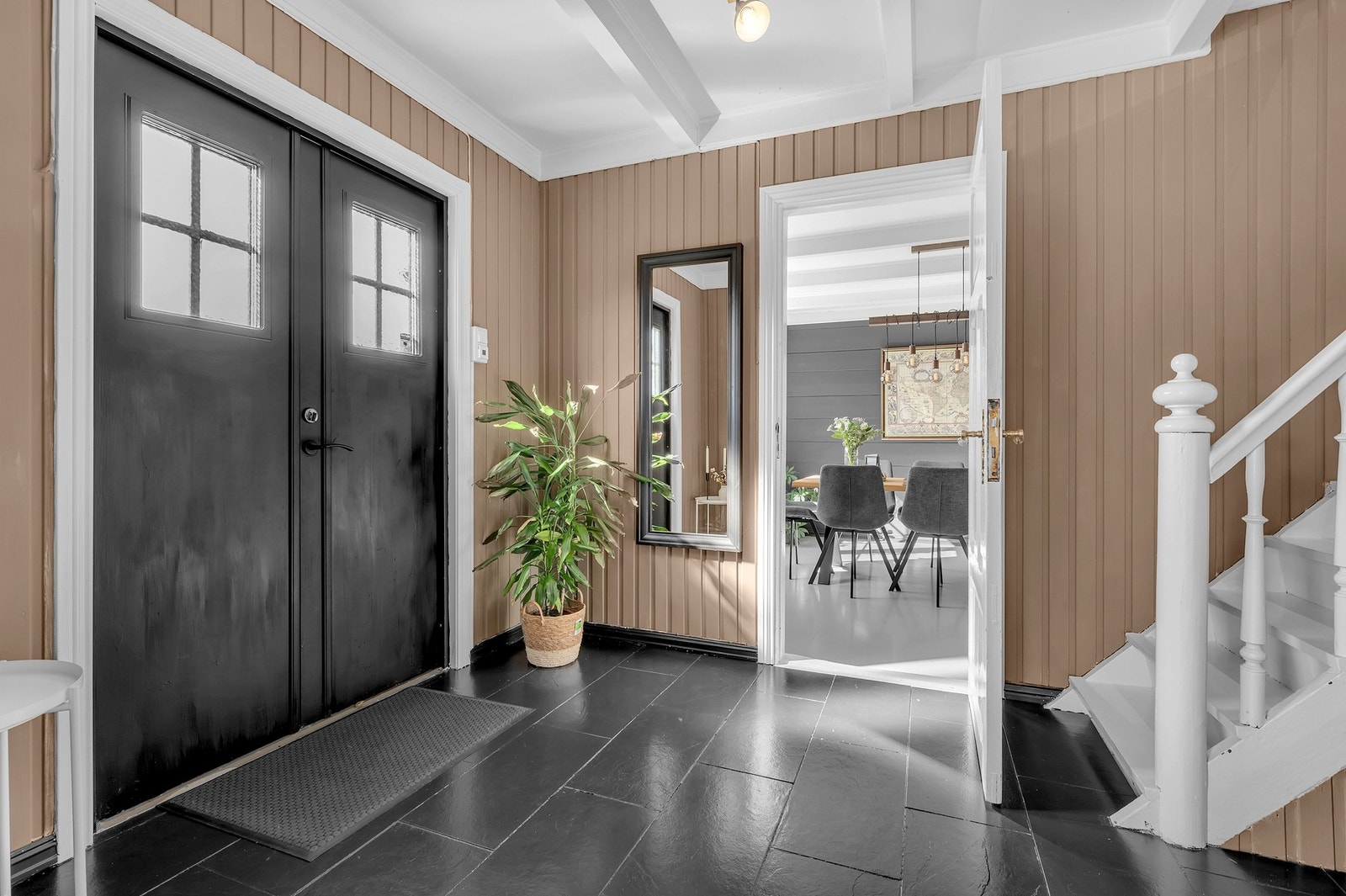 Velkommen inn! Mellomgang med dobbel dør som kan åpnes ut til hagen, Galleribilde