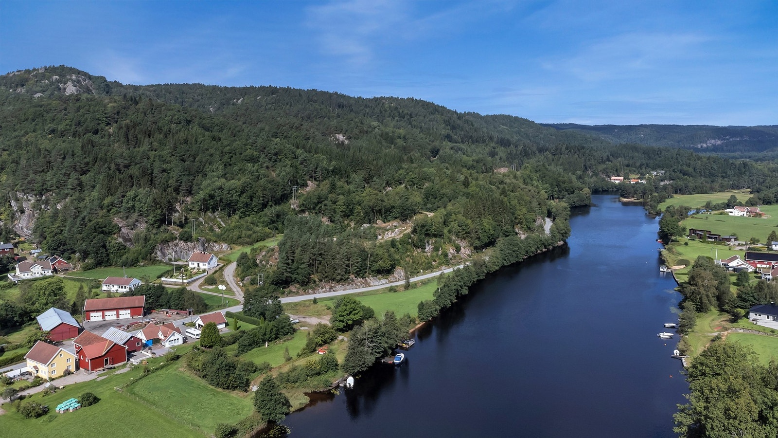 Eiendommen har en idyllisk og landlig beliggenhet på Langeland i Mandal, når Mandalselva! Galleribilde