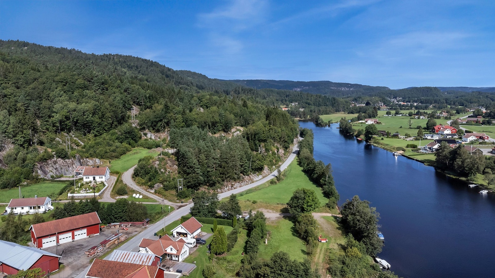 Kort vei til både Holum og Mandal sentrum, hvor du finner alle nødvendige servicetilbud som butikker, skole, barnehage og idrettsanlegg. Galleribilde