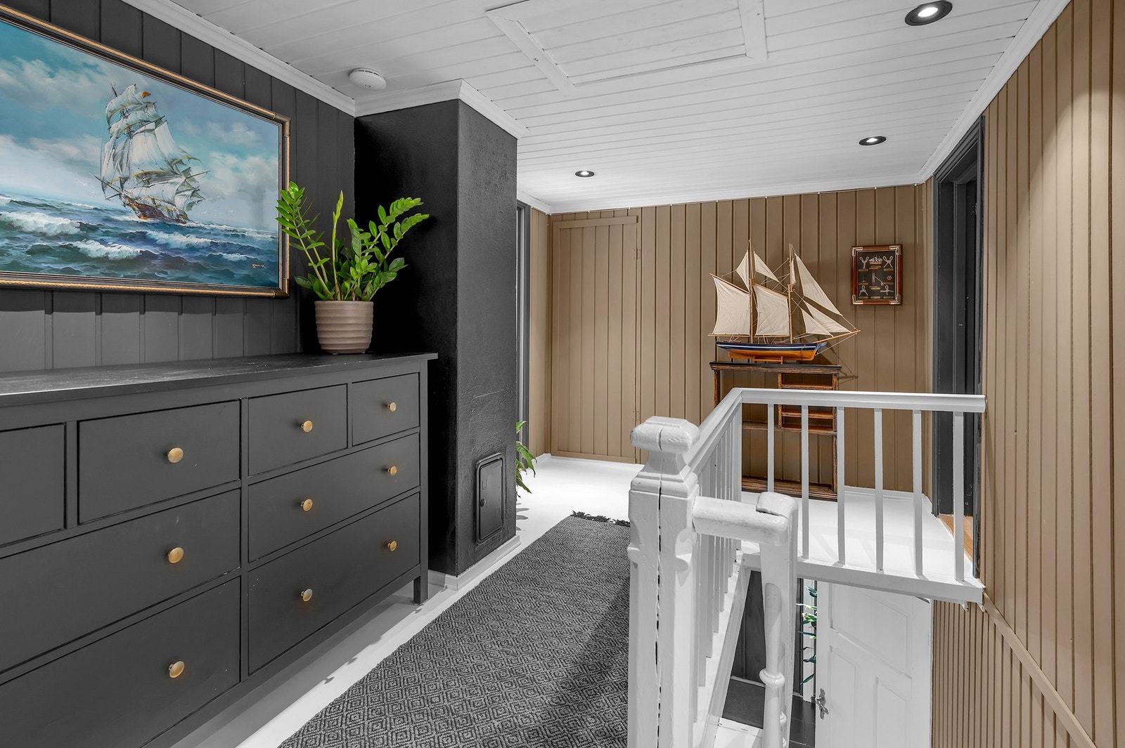 Gang i 2 etasje med plass til kommode, samt oppbevaring i kott. Galleribilde