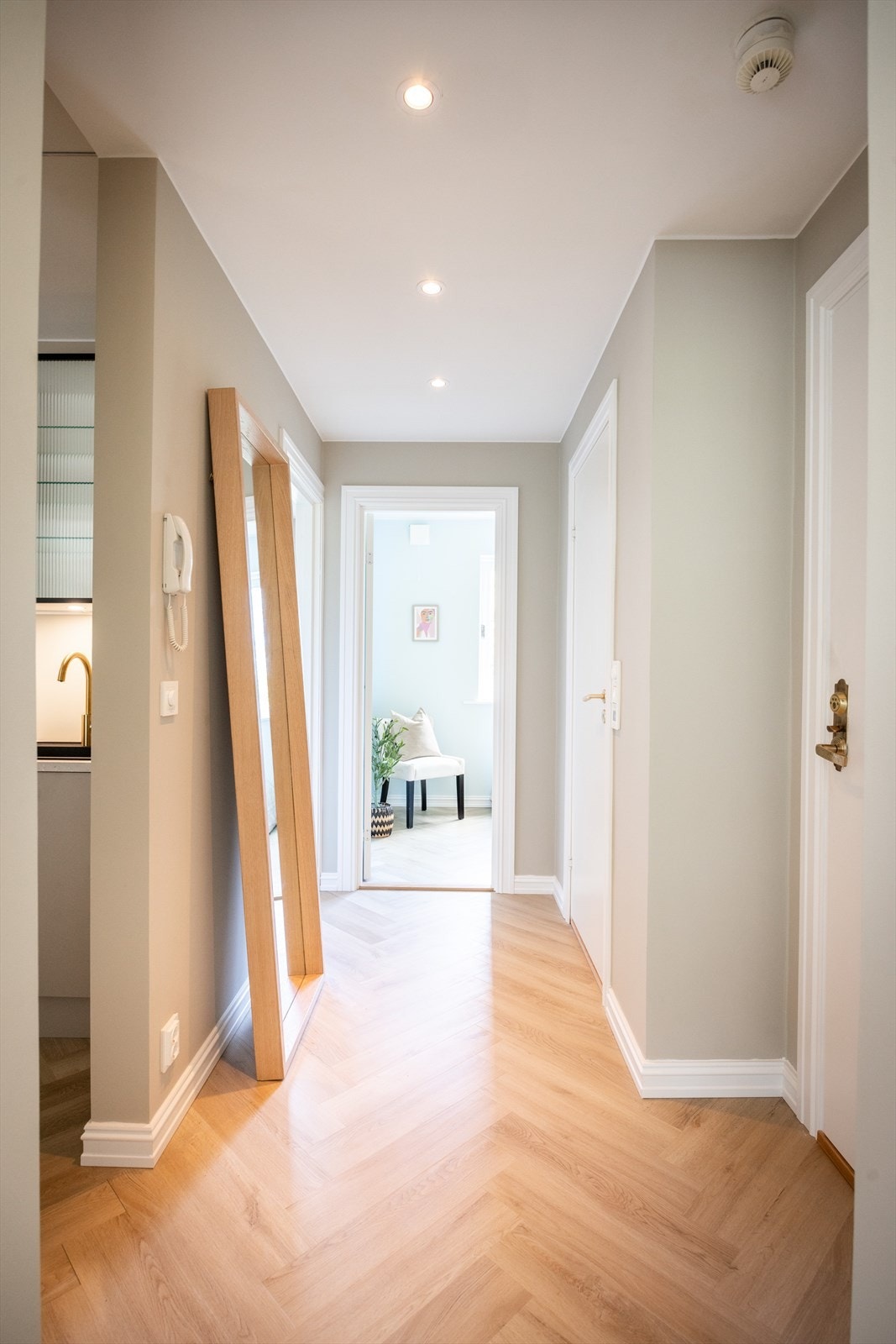 - Her er det plass til både sko og yttertøy, med en praktisk utforming som gjør det enkelt å holde orden - Galleribilde