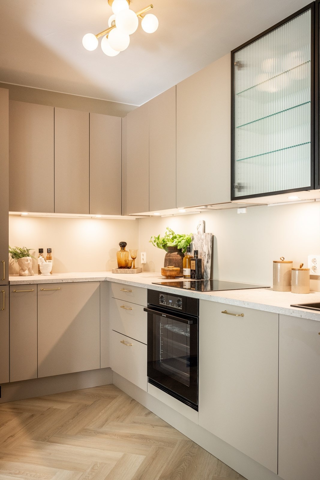 - Kjøkkenet er i tillegg utstyrt med kullfilterventilator, komfyrvakt og vannstoppsystem - Galleribilde