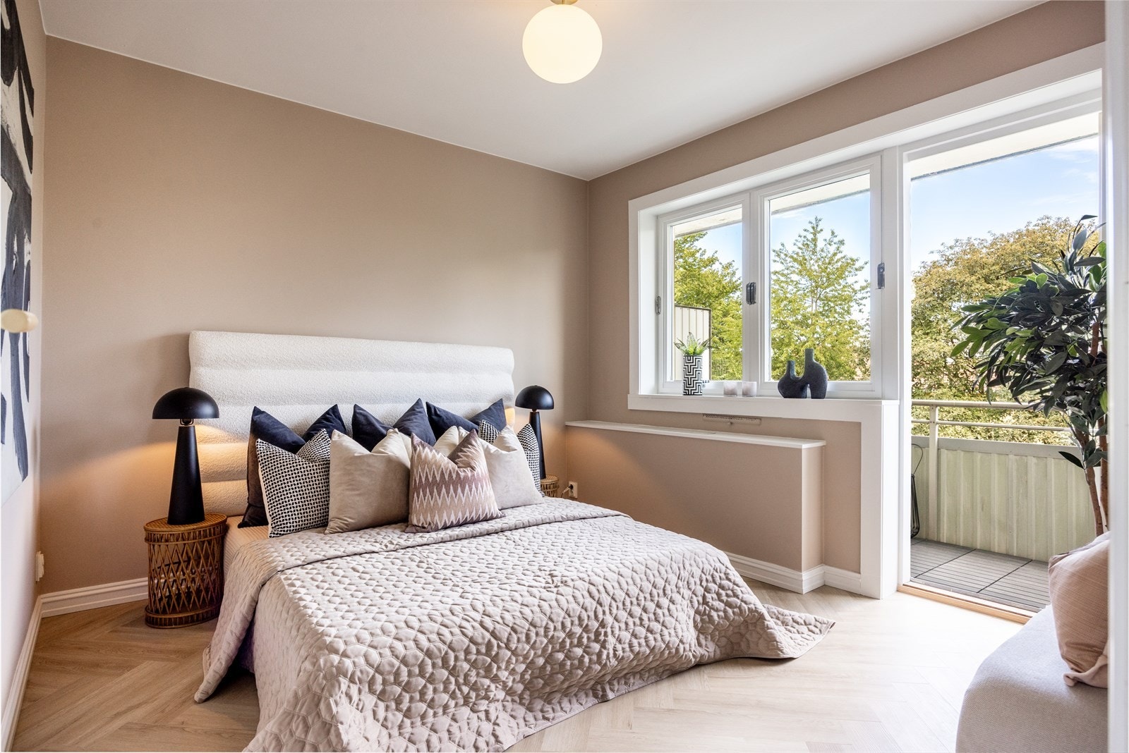 - Hovedsoverommet er romslig og innbydende, med plass til dobbeltseng, nattbord og en romslig garderobeløsning - Galleribilde