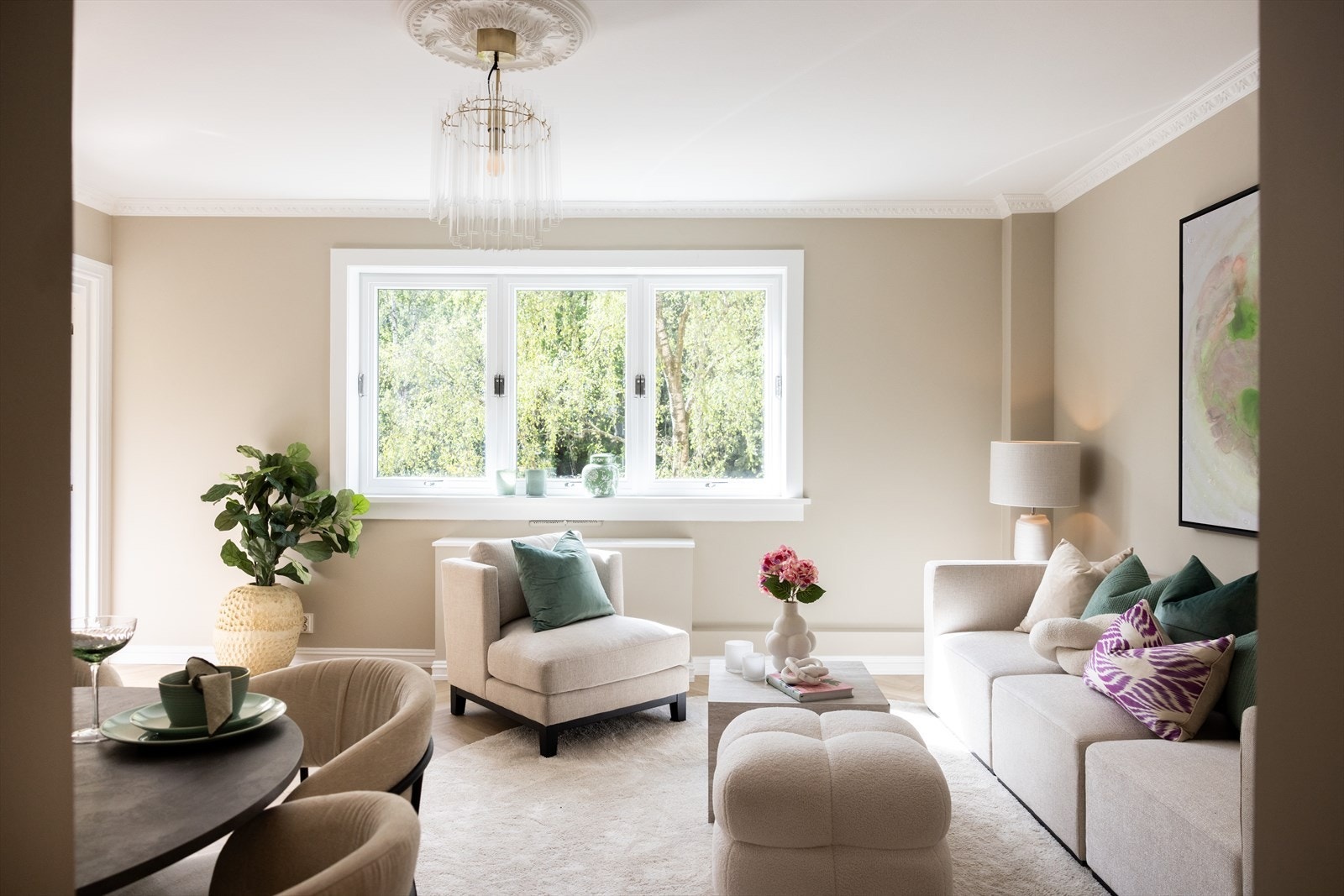 - Leiligheten er malt i delikate og tidsriktige farger - Galleribilde