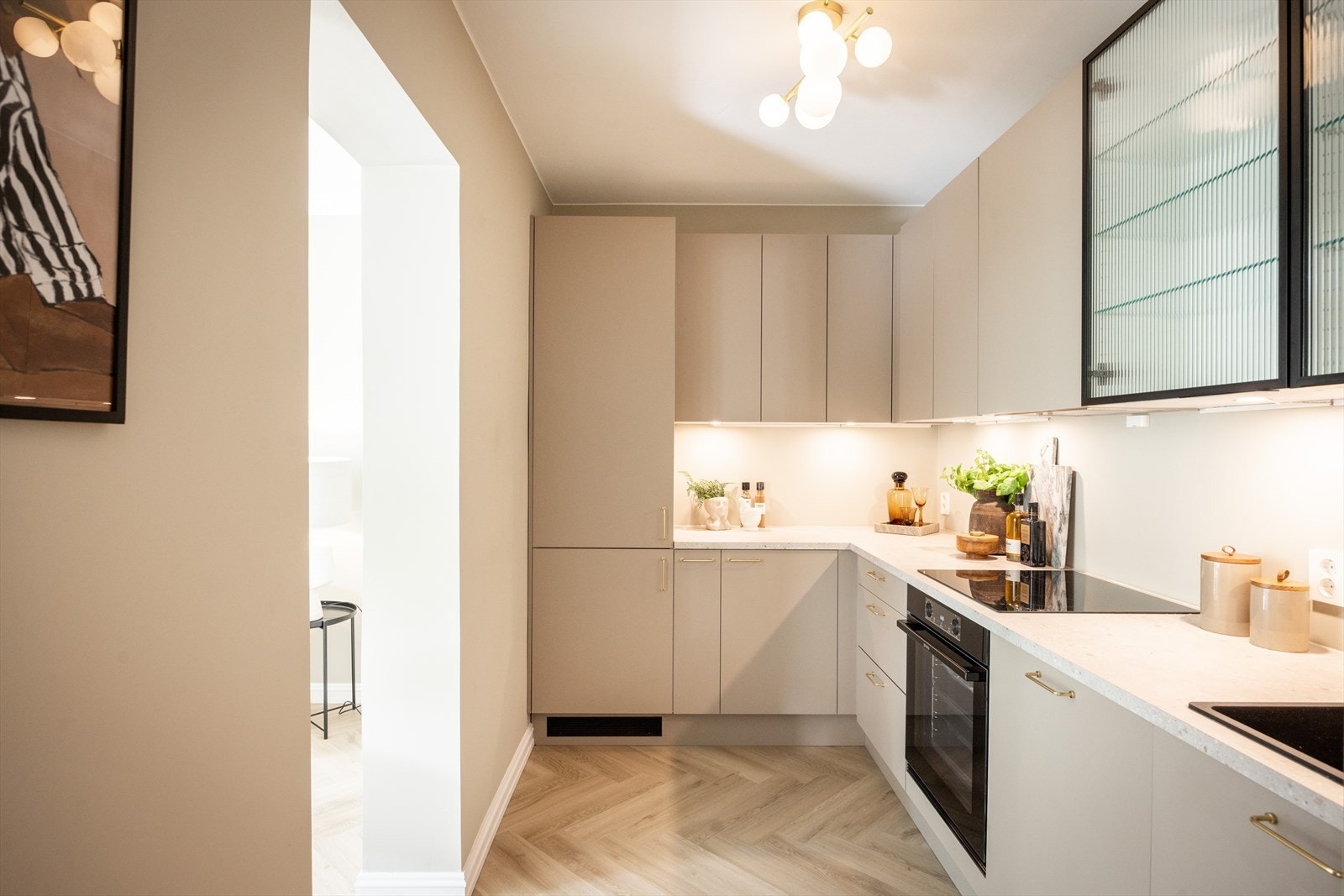 - Av integrerte hvitevarer finner du kjøl-/fryseskap, oppvaskmaskin, induksjonstopp og stekeovn - Galleribilde