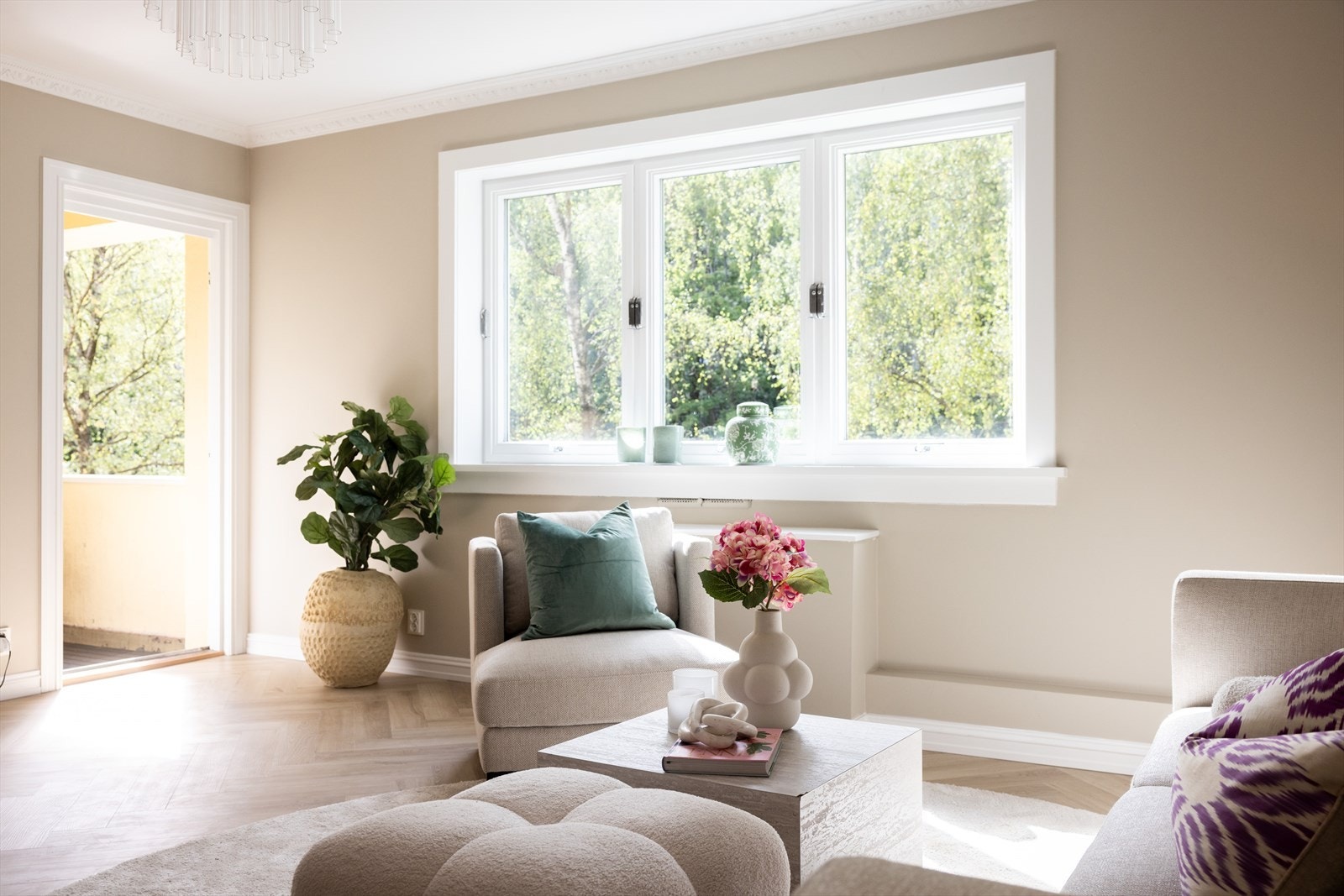 - Store vindusflater som gir rikelig med luft og lys i tillegg til utgang til balkong - Galleribilde