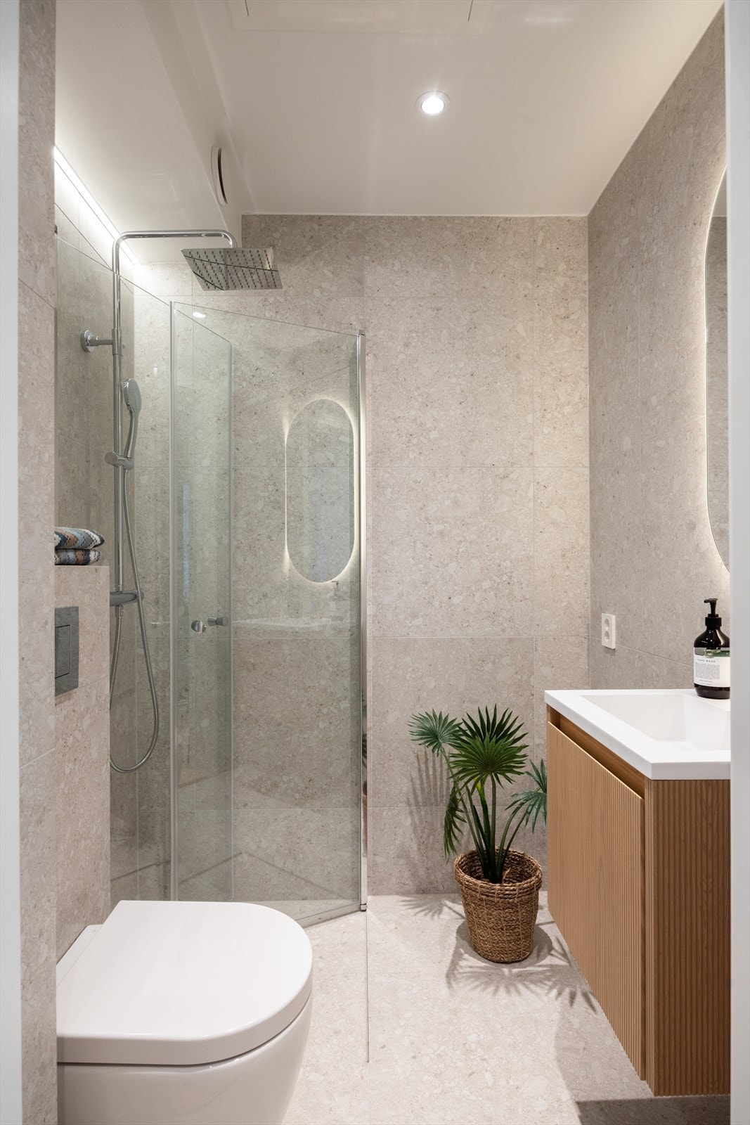 - Vegghengt toalett med sisterne fra Geberit, blandebatteri fra Vikingbad, servant med underskap og speilhus fra Nygaard bad, dusjhjørne med glassdører og blandebatteri fra Vikingbad - Galleribilde