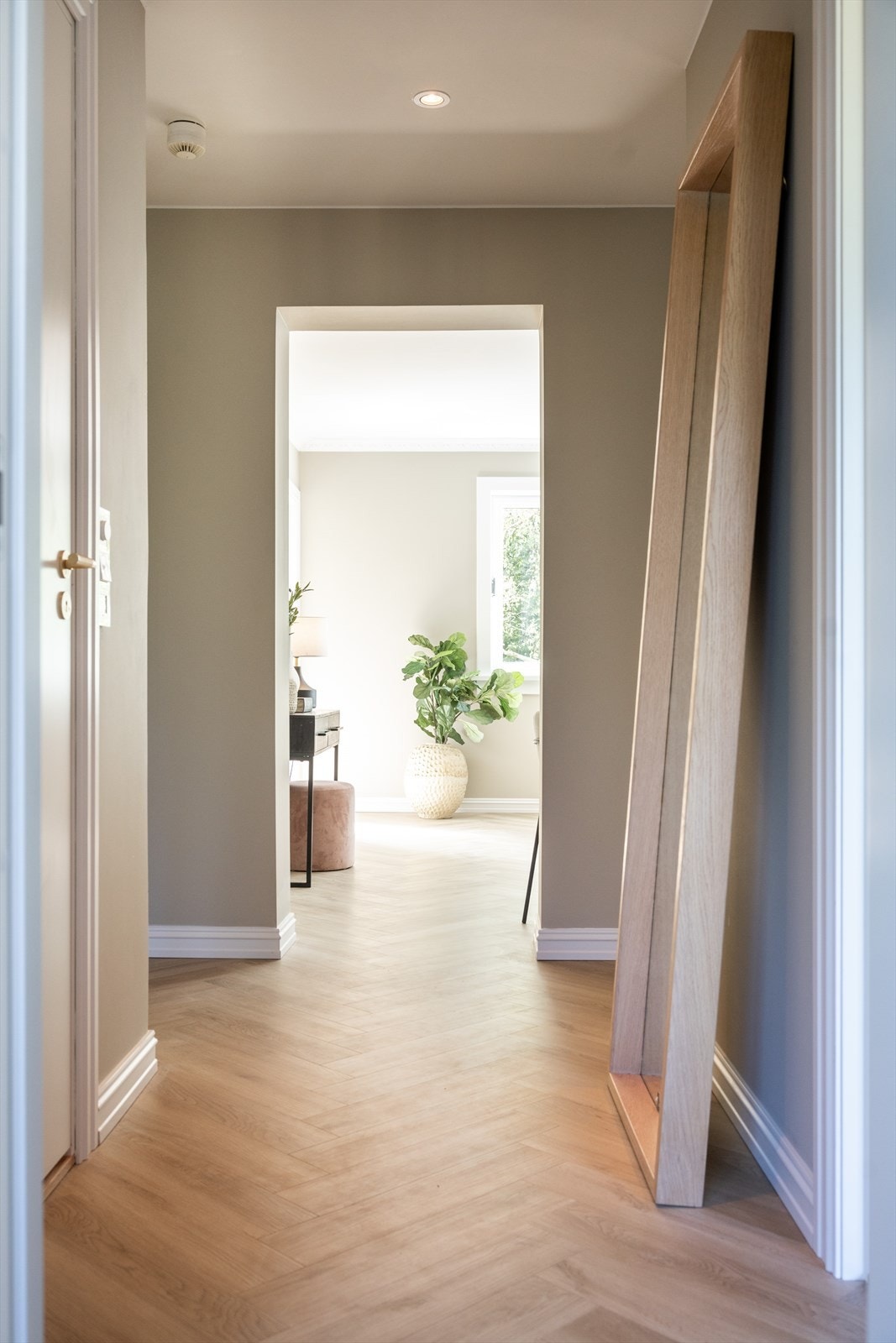 - Velkommen inn! Allerede i entréen møtes du av et lyst og innbydende førsteinntrykk - Galleribilde