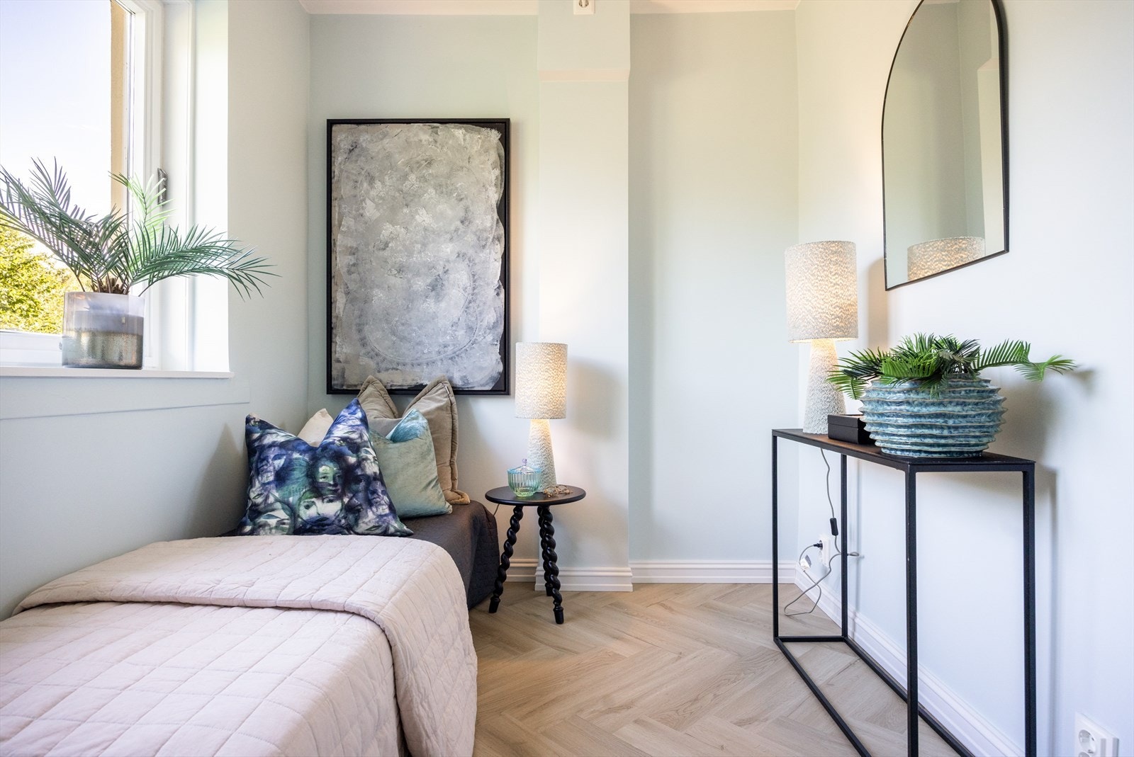 - Her er det plass til dobbeltseng og garderobe. Rommet er ideelt som barnerom, gjesterom eller kontor - Galleribilde