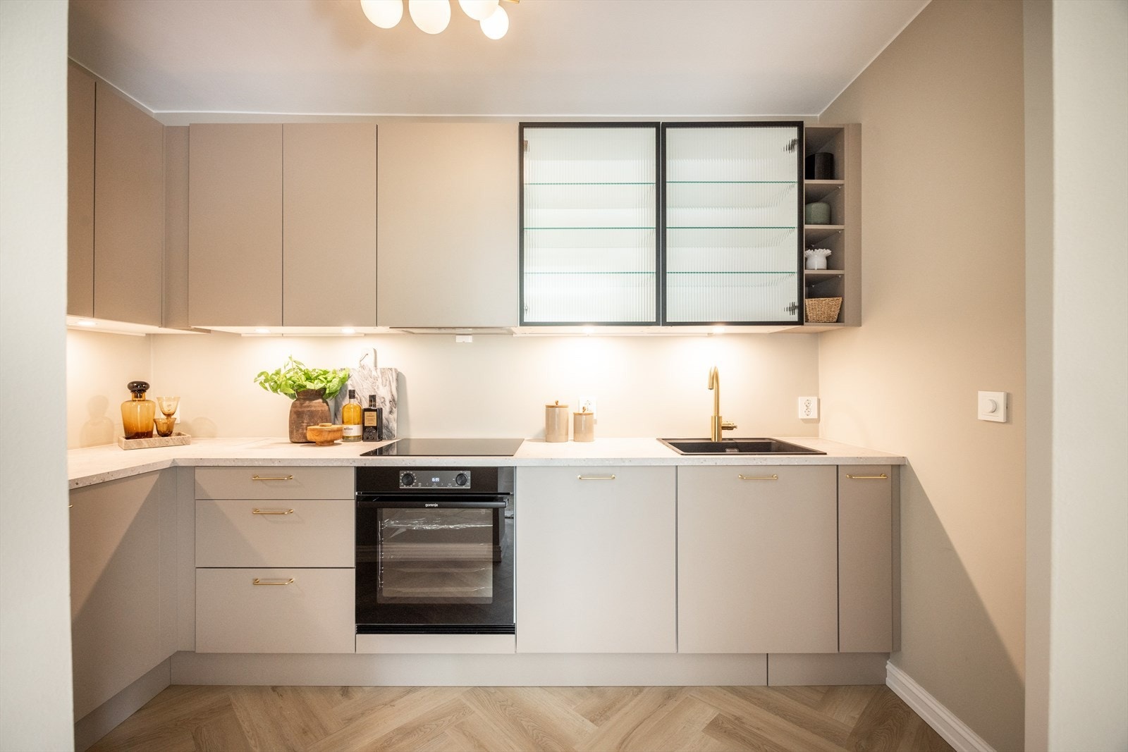 - Kjøkkenet er nytt i 2025 og er et moderne og stilrent HTH-kjøkken med glatte fronter og laminat benkeplate med nedfelt vask. Løsningen er både funksjonell og estetisk - Galleribilde