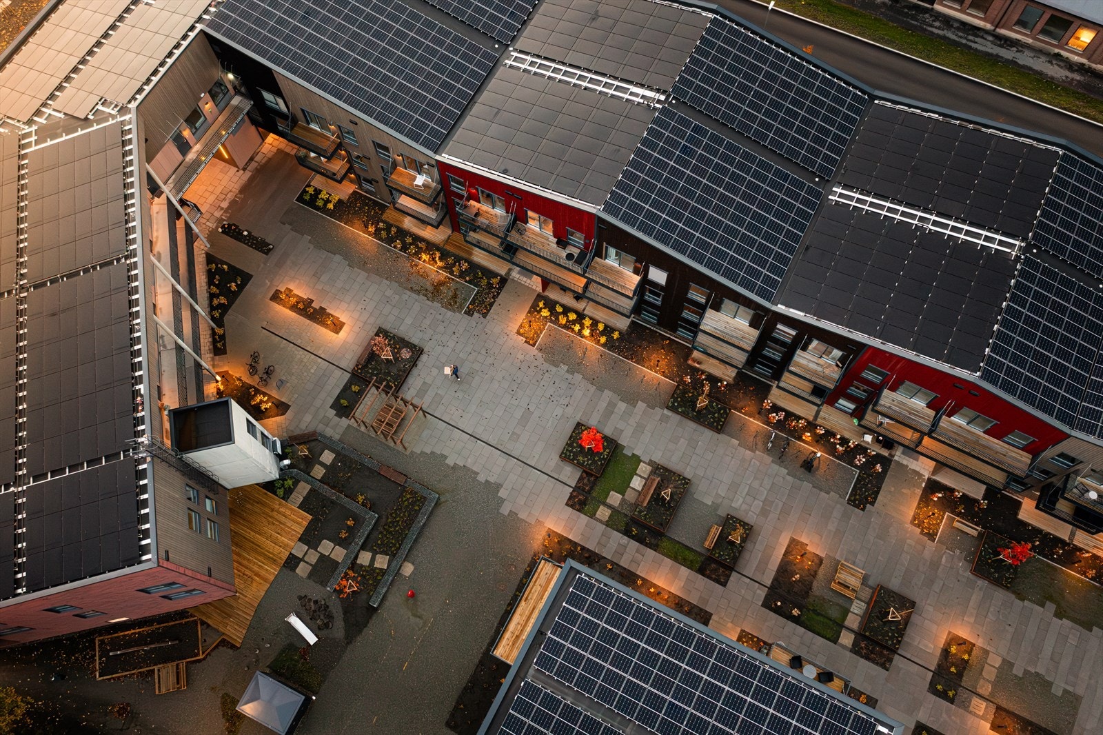 Det er solcellepaneler i takene med energileveranse fra NTE Marked AS på alle boligblokkene i sameiet Gartnersletta Galleribilde