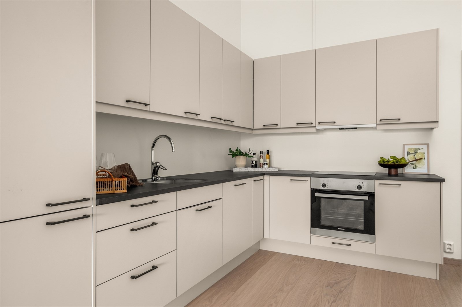 Kjøkkenet er levert av Sigdal og har integrerte hvitevarer som stekeovn, platetopp, kombiskap og oppvaskmaskin Galleribilde