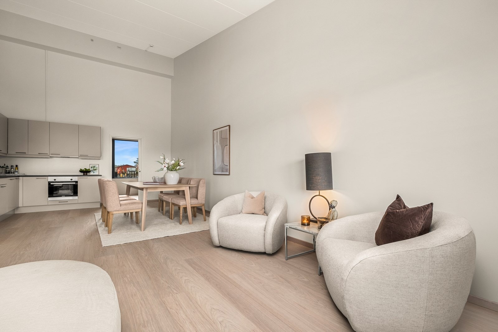 Leiligheten har en åpen stue- og kjøkkenløsning som strekker seg over 42,5m² Galleribilde