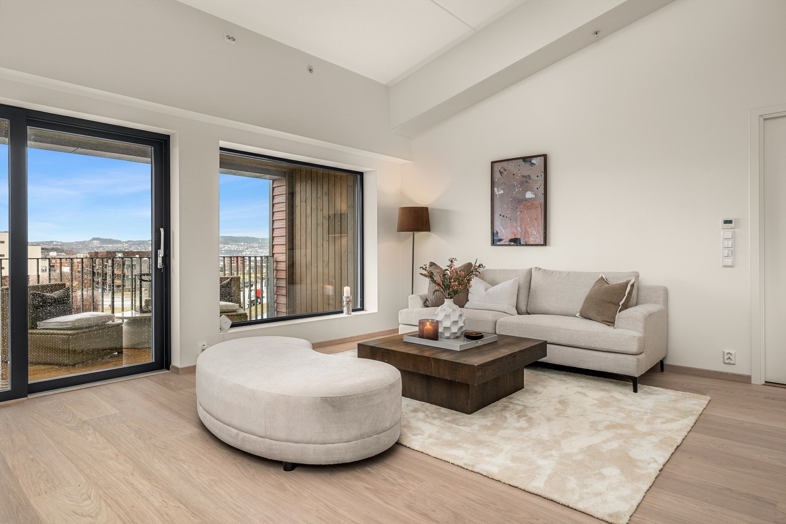 Leiligheten byr på en sjelden og fenomenal takhøyde, hvor høyeste punkt er ca. 4,9m! Galleribilde