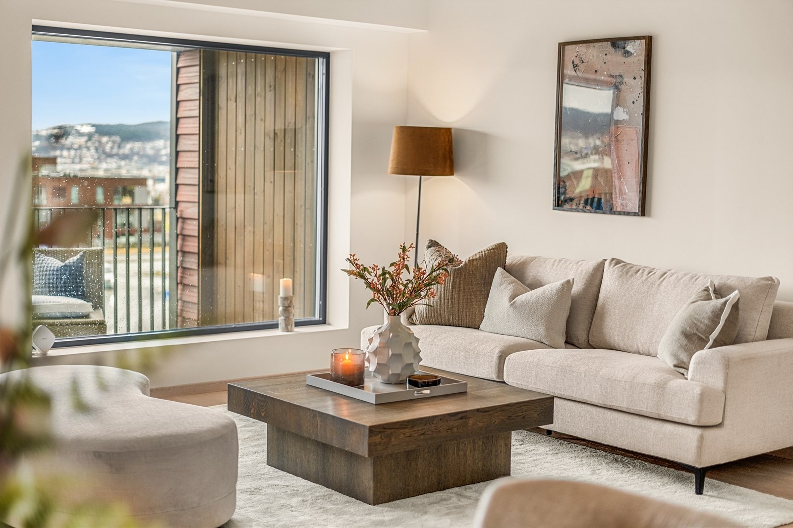 Her får du en moderne og stilren leilighet med lekre material- og fargevalg Galleribilde