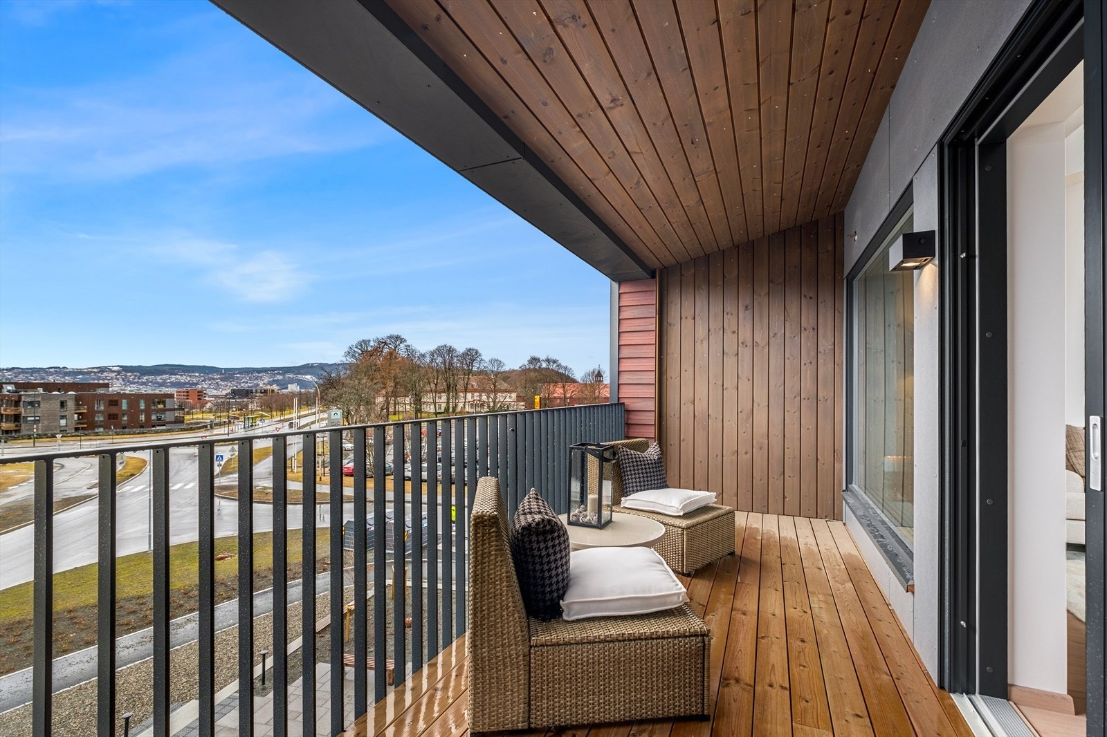 Fra stuen har du dirkete utgang til en flott sørvest vendt balkong på 9m² Galleribilde