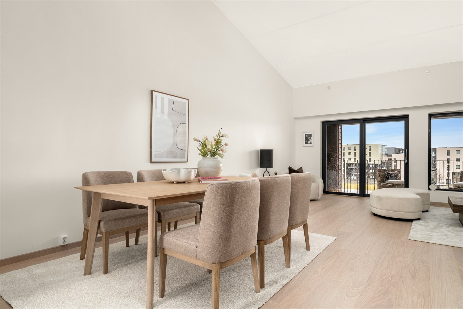 Leiligheten har gjennomgående 1-stav eikeparkett med eikelister, samt 2 flislagte bad Galleribilde