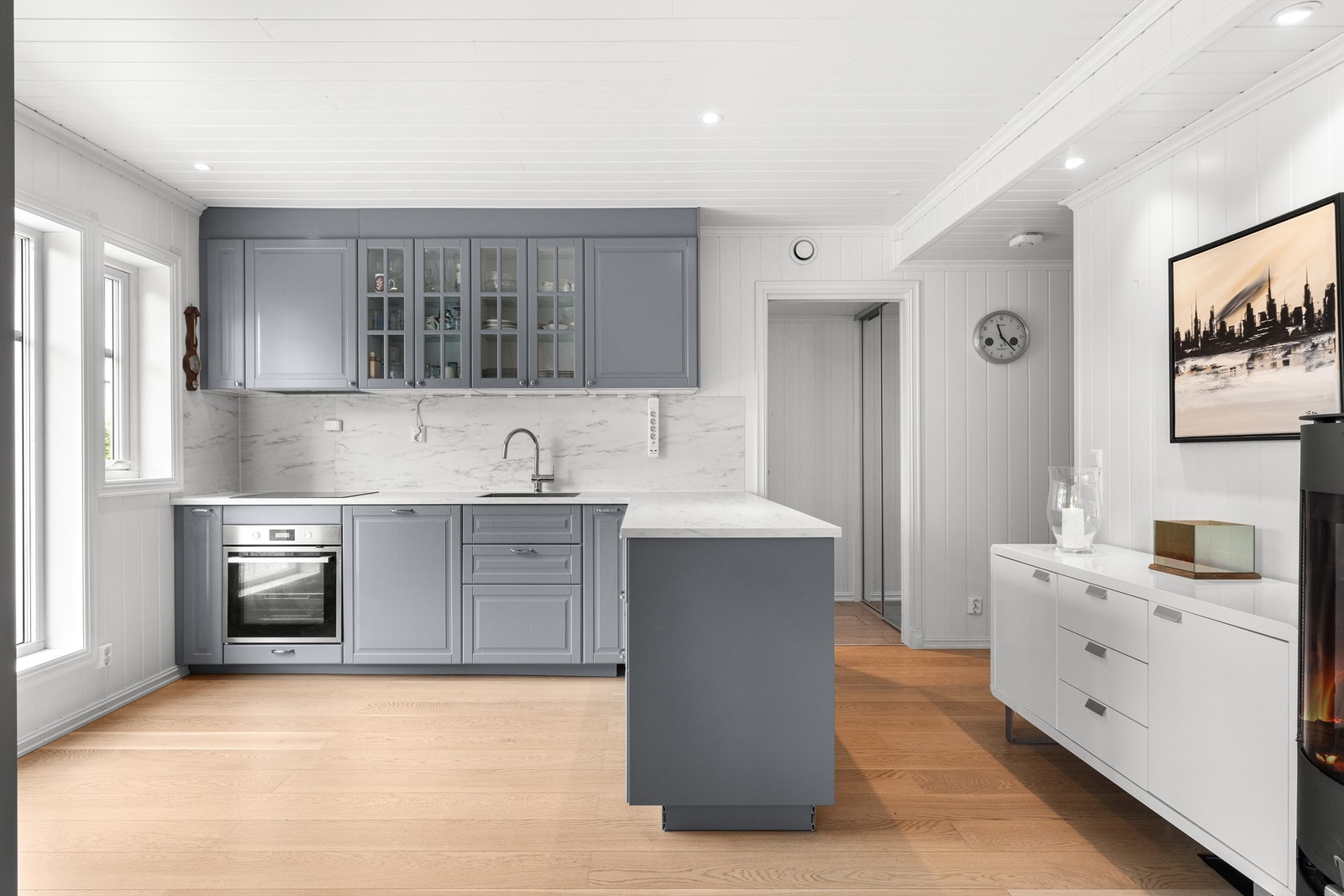 Ikea kjøkkeninnredning med profilerte fronter og integrerte hvitevarer Galleribilde