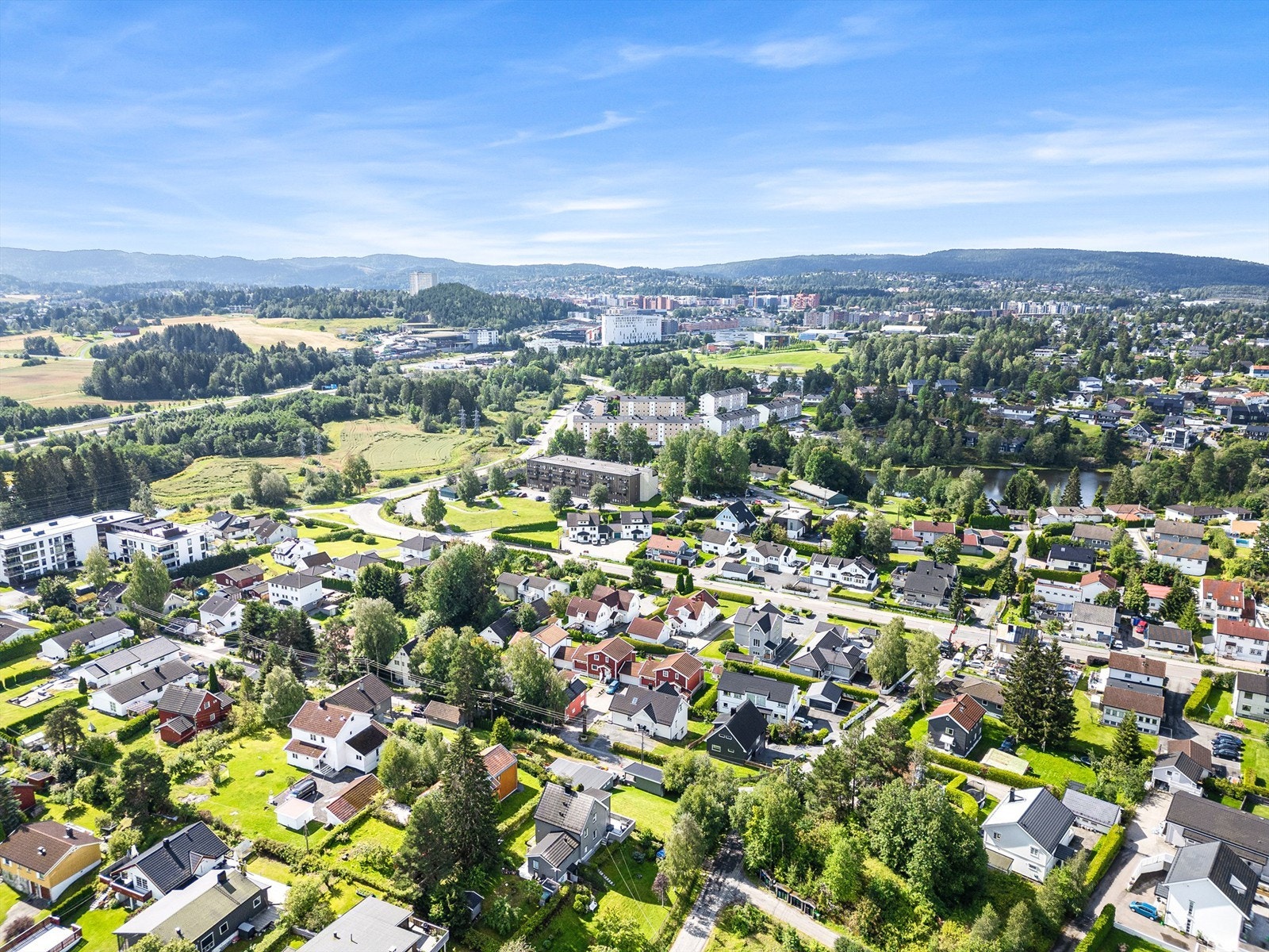Boligen ligger i gåavstand fra barnehage, skole, tog, buss, badevann og øvrige servietilbud. Galleribilde