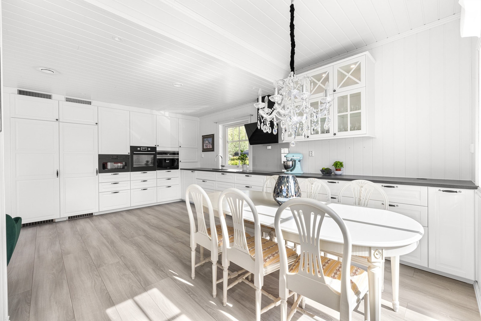 Kjøkkenet er et naturlig samlingspunkt hvor man kan få plass til mange rundt bordet. Galleribilde