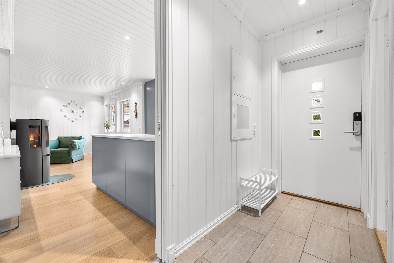 God plass til oppheng av klær og sko i skyvedørsgarderobe i entre Galleribilde