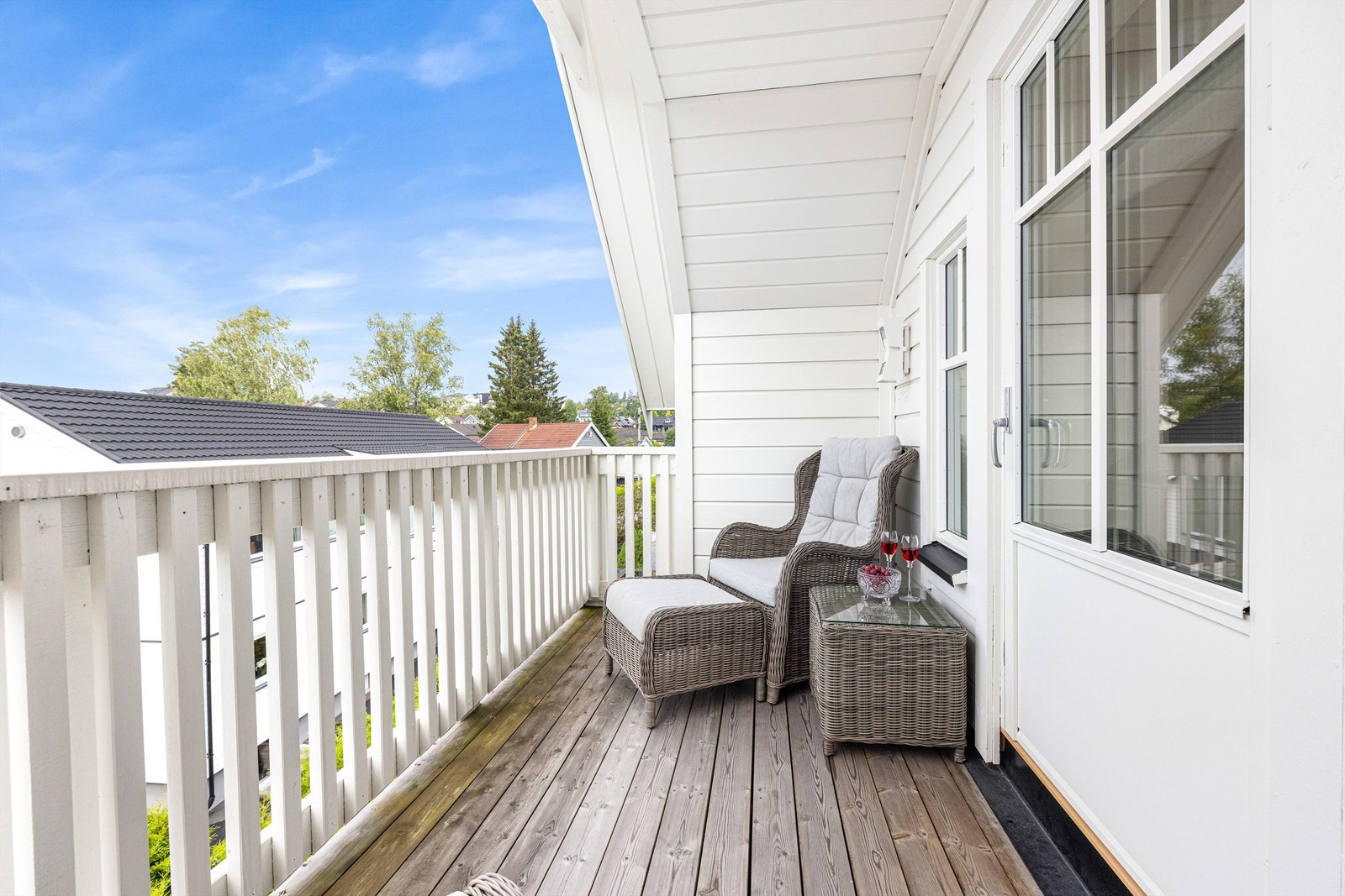 Balkong. Her er det perfekt å nyte solnedgangen sene sommerkvelder Galleribilde