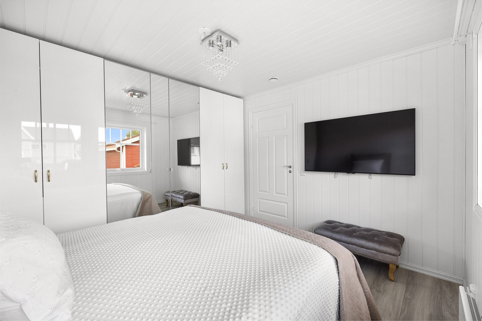 (Soverom 1) Et av soverommene befinner seg i 1. etasjen ved stua Galleribilde