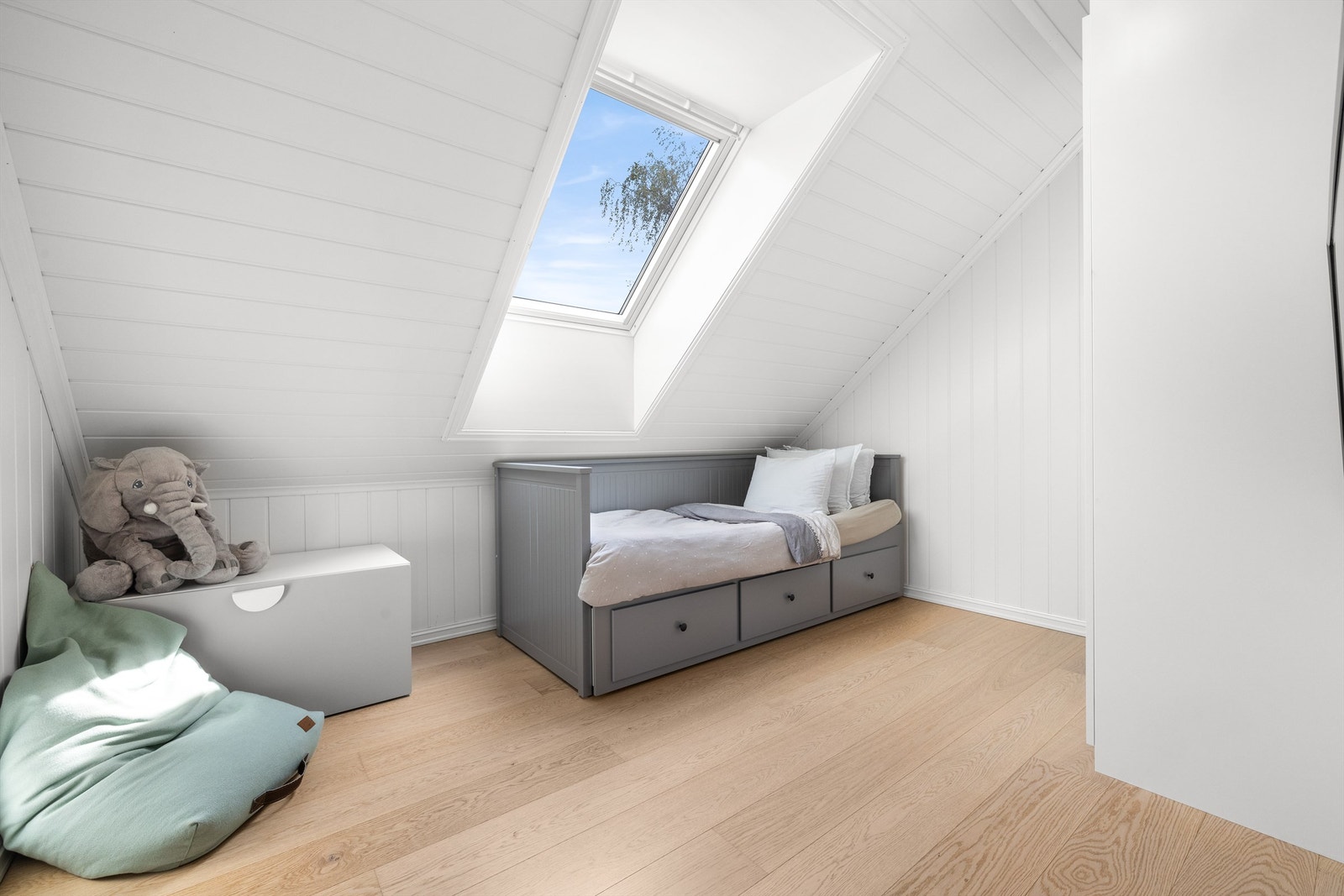 (Soverom 2) To av soverommene befinner seg i loftsetasjen Galleribilde