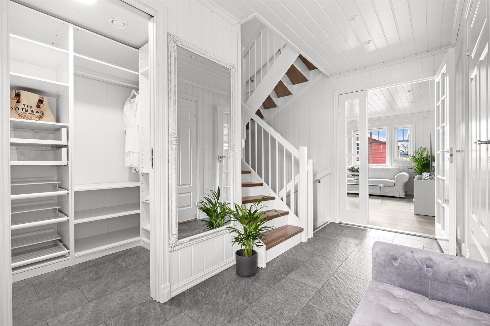Stort og innbydende entrè. God plass til oppheng av klær og sko i garderobe Galleribilde