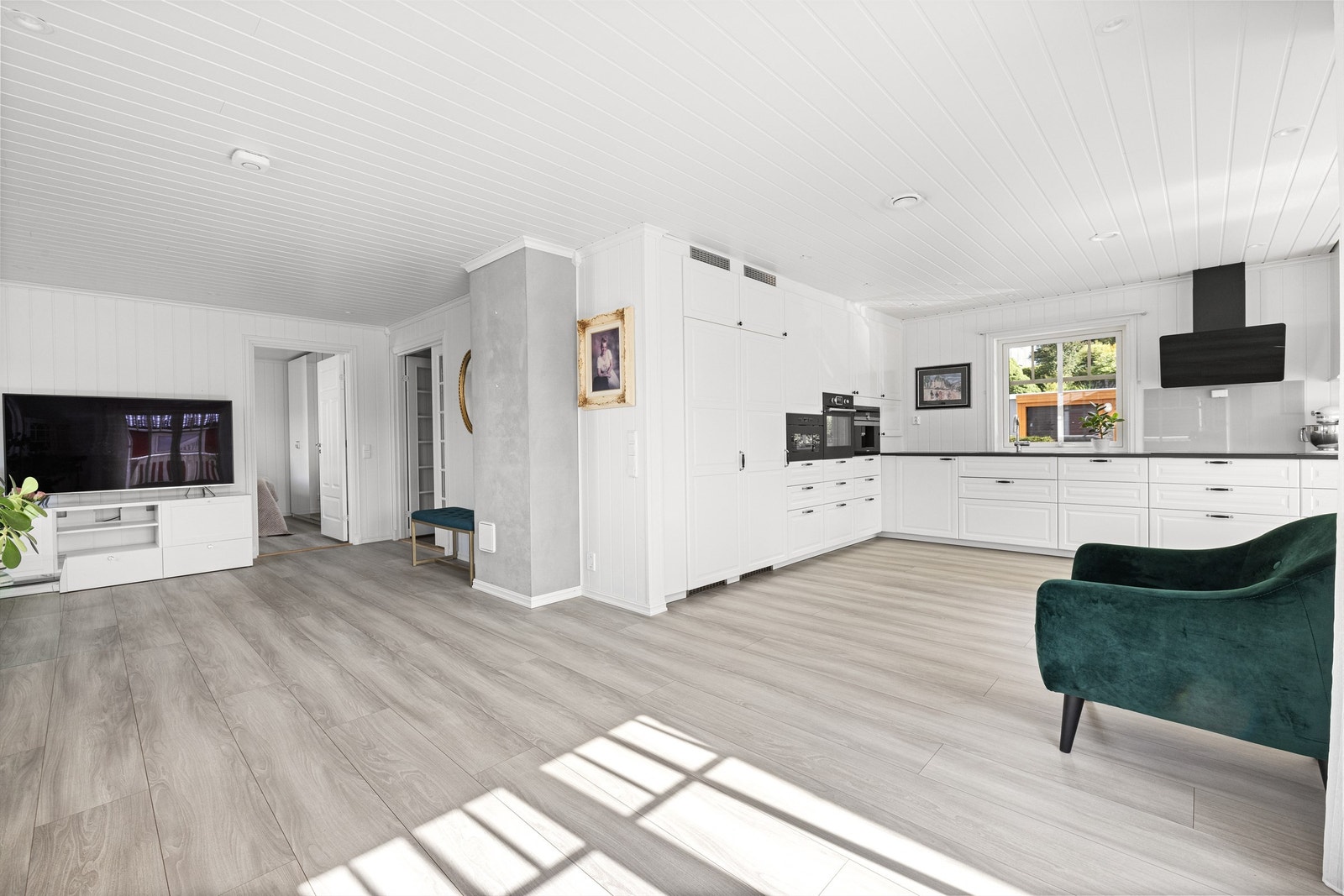 Ikea kjøkkeninnredning med profilerte fronter og integrerte hvitevarer. Godt med skap og benkeplass. Galleribilde