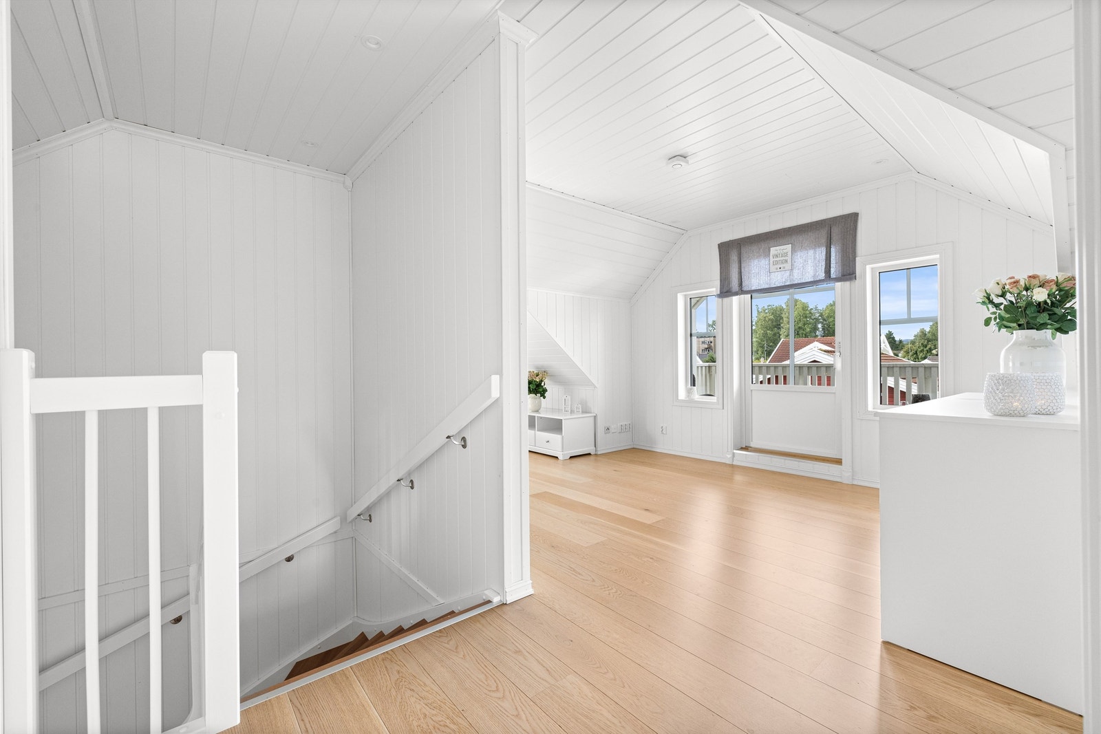 Loftsetasjen. Perfekt stue nr. 2 med utgang til balkong. Galleribilde