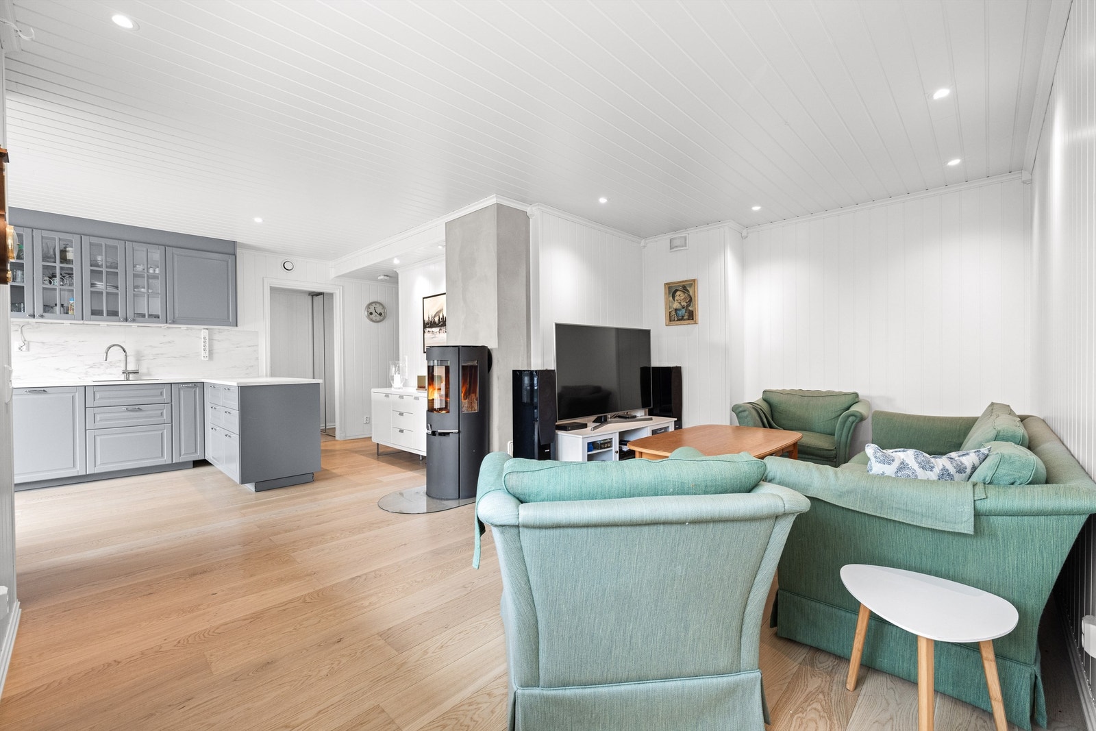 Hybelen har tilgang til hoveddel, vedfyring, to soverom og holder en god standard. Galleribilde