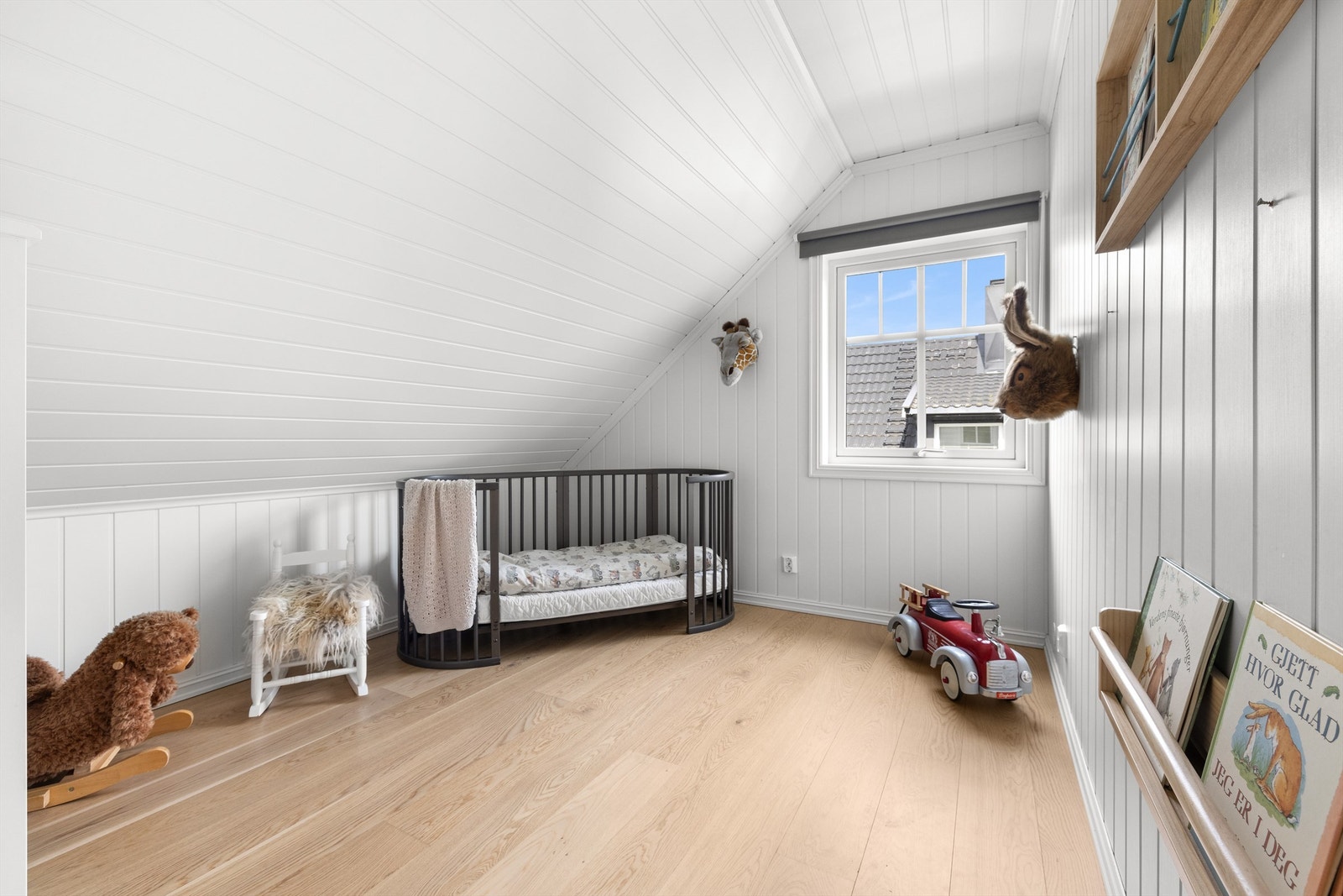 (Soverom 3) To av soverommene befinner seg i loftsetasjen Galleribilde