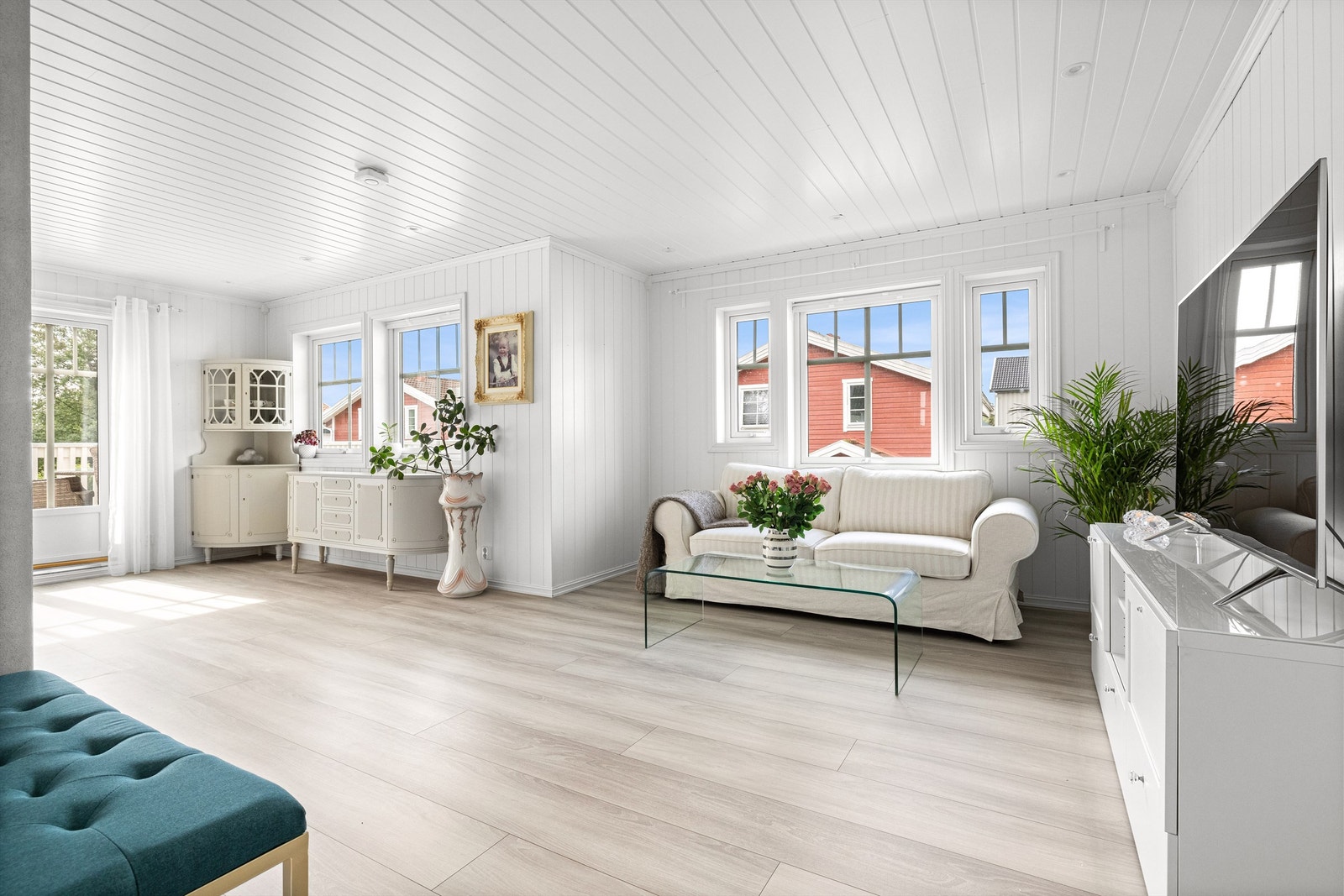 Stuen er lys og åpen med store vindusflater som slipper inn godt med dagslys, og har god plass til sofagruppe og stort spisebord Galleribilde