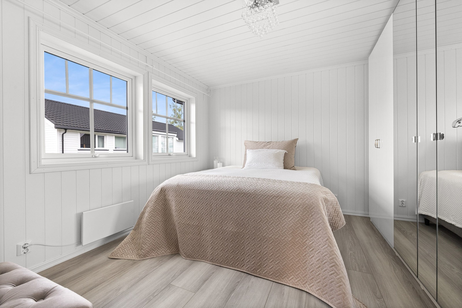 (Soverom 1) Boligens hoveddel har 3 lyse, fine soverom med store vindusflater og plass til garderobeløsninger Galleribilde