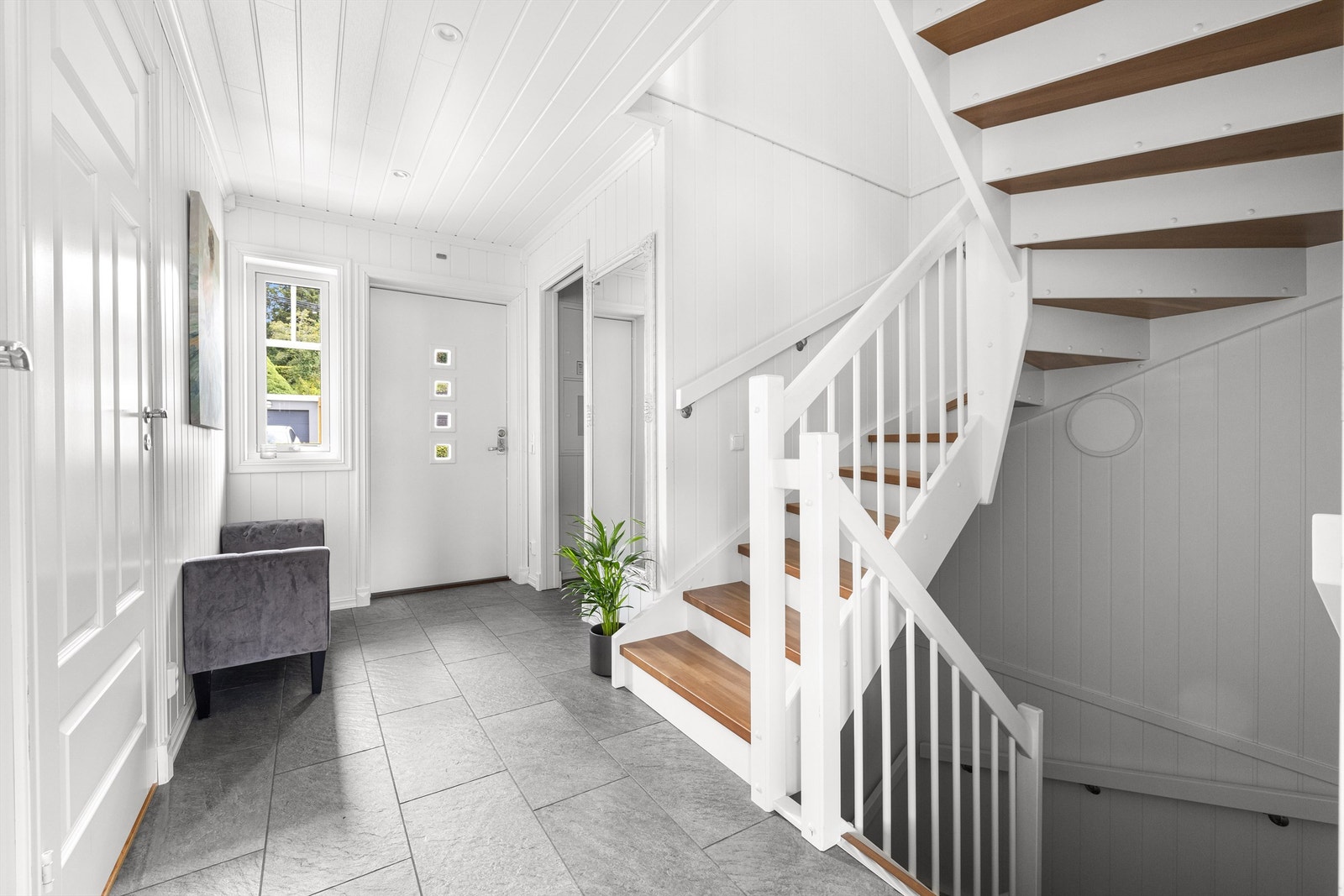 Stort og innbydende entrè. God plass til oppheng av klær og sko i garderobe. Varme i gulv Galleribilde