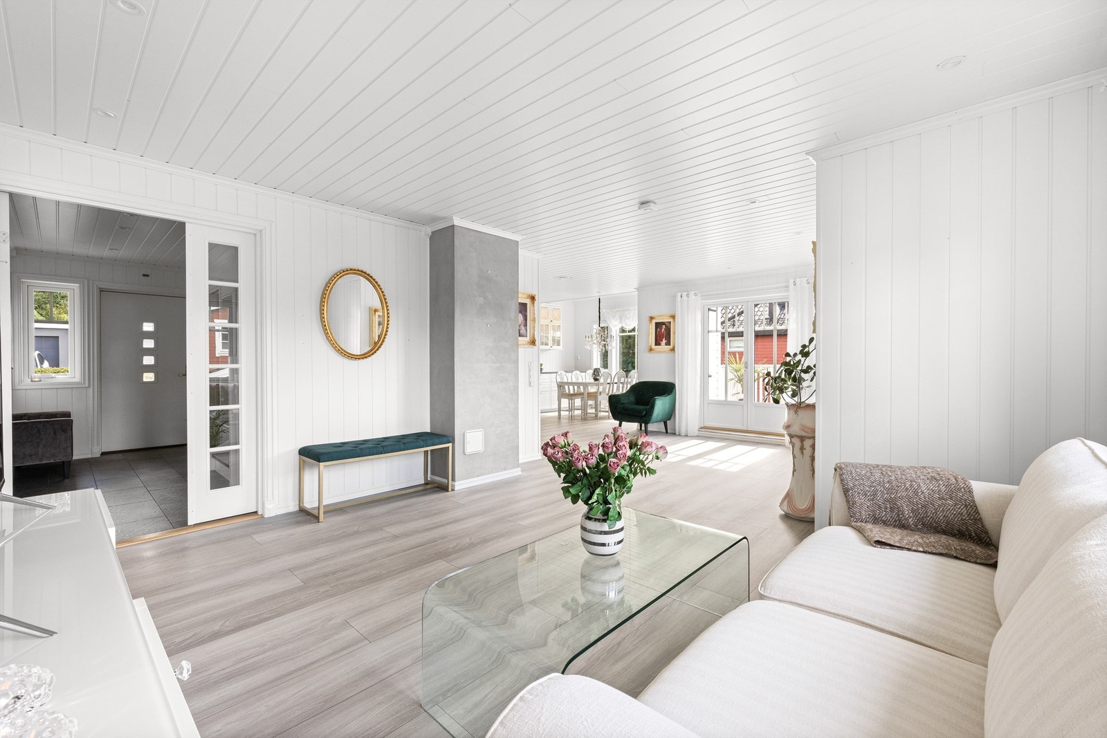 Stuen er lys og åpen med store vindusflater som slipper inn godt med dagslys, og har god plass til sofagruppe og stort spisebord Galleribilde