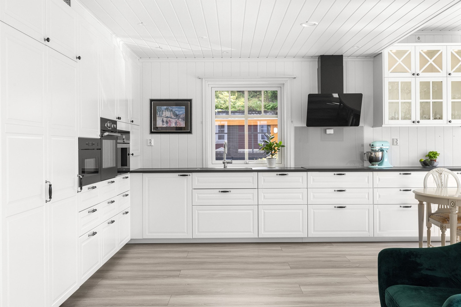 Ikea kjøkkeninnredning med profilerte fronter og integrerte hvitevarer Galleribilde