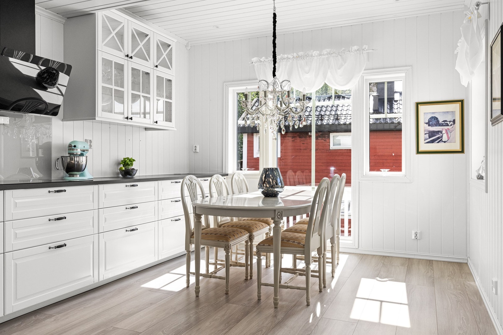 . Det er god plass til stor spisestue på kjøkkenet. Utgang fra spisestue/kjøkken til terrasse på 20kvm Galleribilde