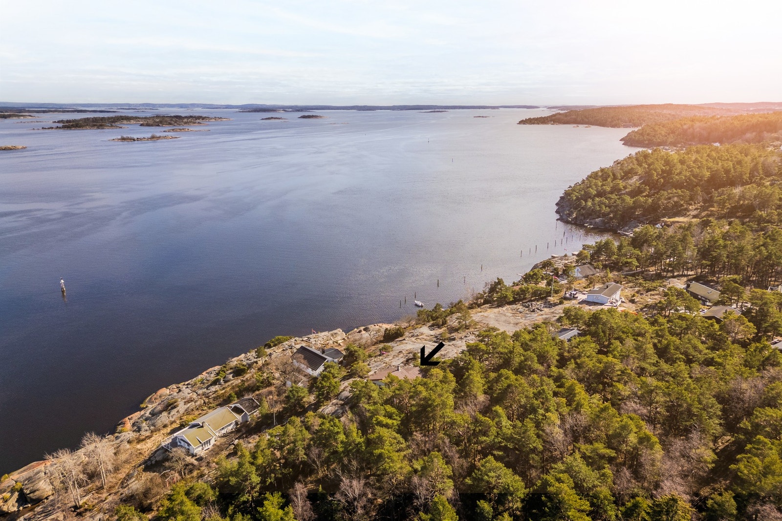 Hytta ligger i sykkelavstand fra sentrum. Her kan du nyte av by og sjø. Galleribilde